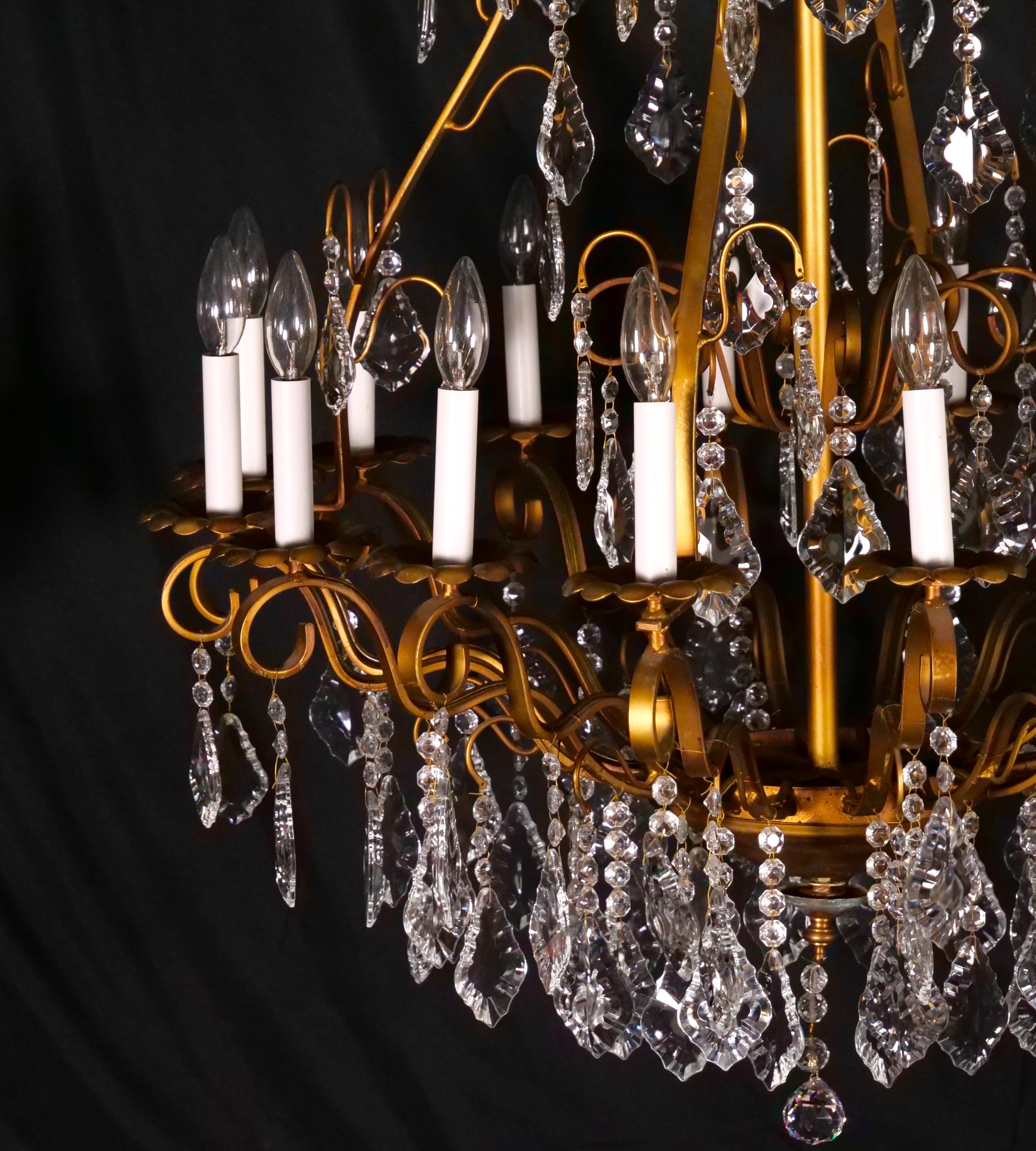 Impressive Italian Gilt Brass Frame Sixteen Light Cut Crystal Chandelier For Sale 1