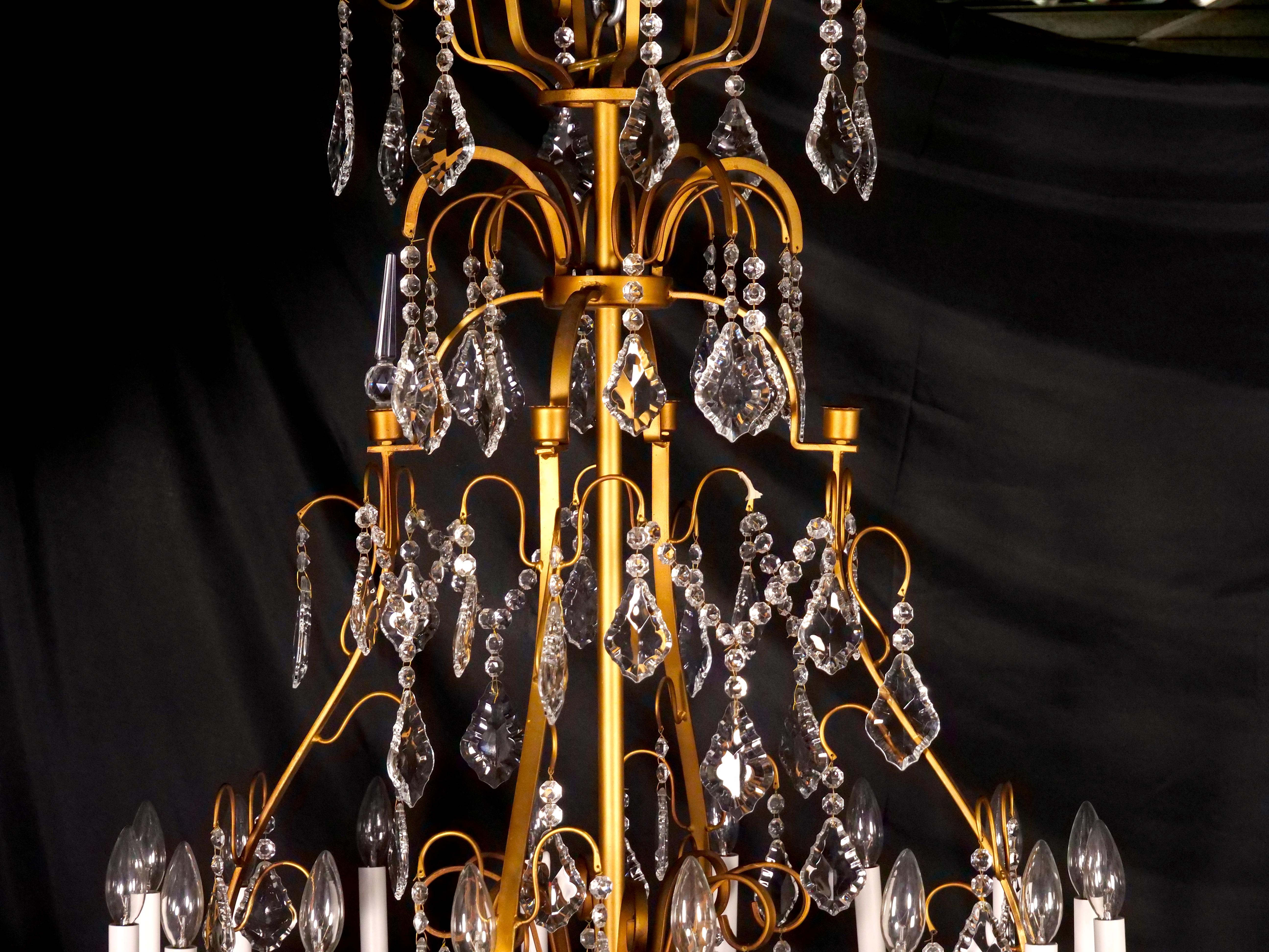 Beeindruckender italienischer Kronleuchter mit vergoldetem Messingrahmen und sechzehn Lichtern aus geschliffenem Kristall (Frühes 20. Jahrhundert) im Angebot