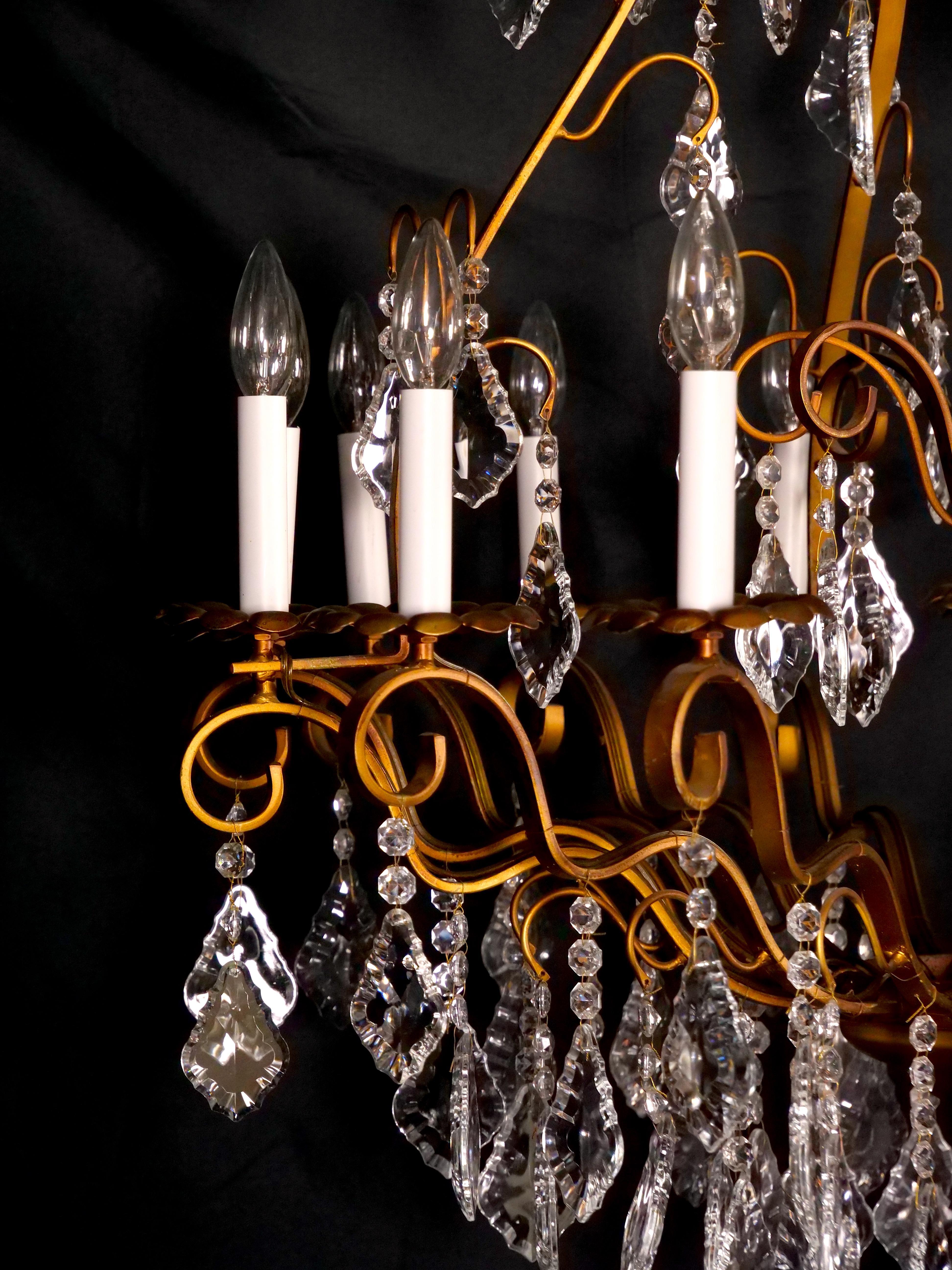 Impressive Italian Gilt Brass Frame Sixteen Light Cut Crystal Chandelier For Sale 3