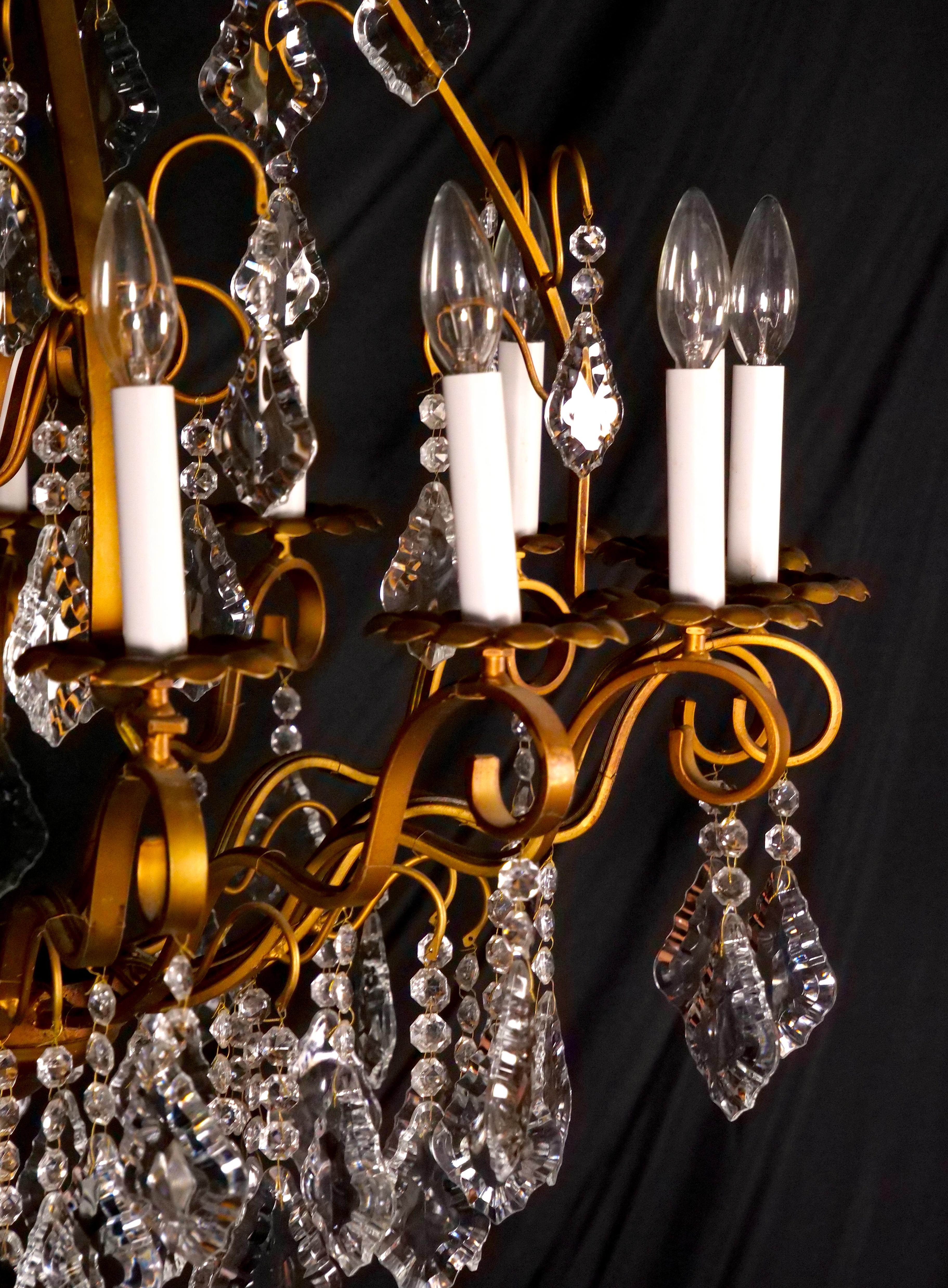 Impressive Italian Gilt Brass Frame Sixteen Light Cut Crystal Chandelier For Sale 4