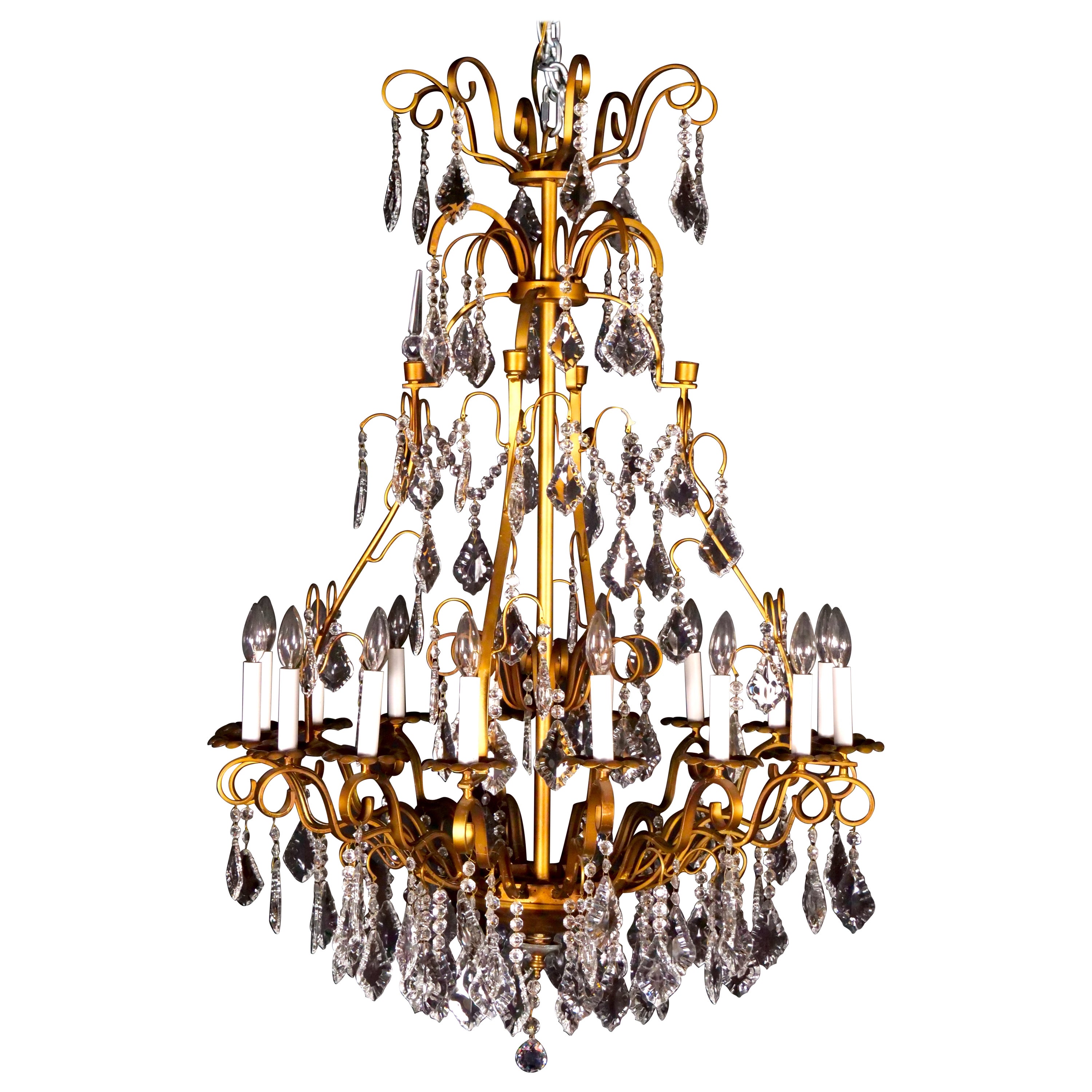 Impressionante lampadario italiano con cornice in ottone dorato a sedici luci con cristalli tagliati
