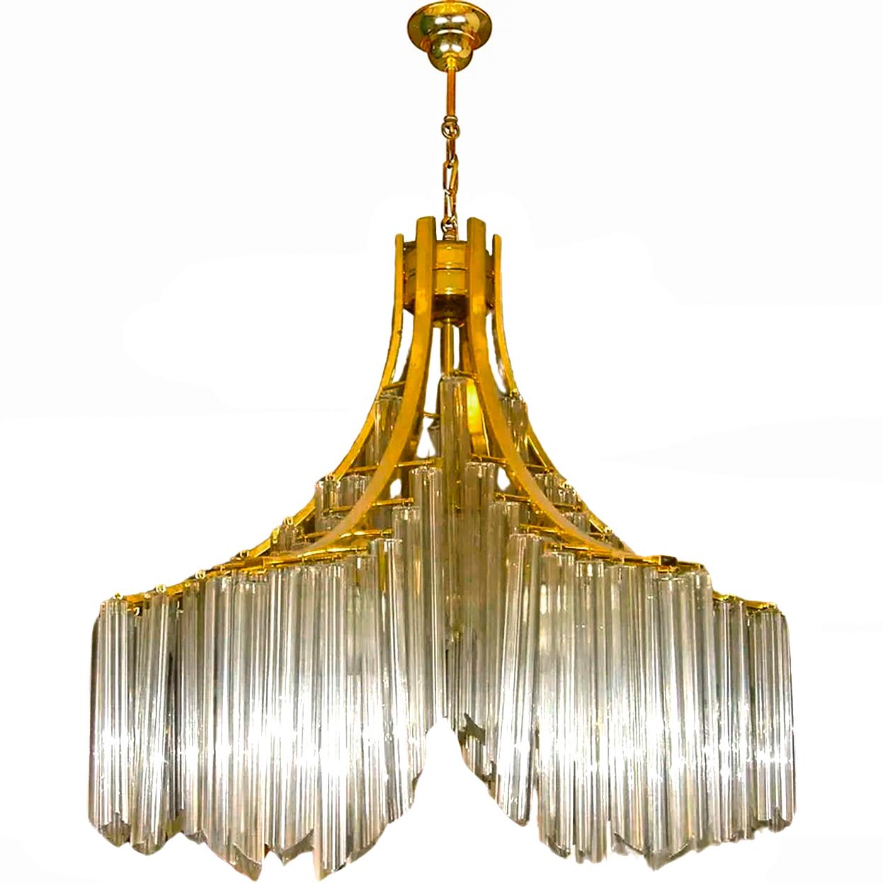 Impresionante araña escultórica italiana de Murano, de Venini. Quadriedi Prisma en cascada de cristal transparente y latón dorado. Vintage de los años 70.

Dimensiones:
Diámetro 70 cm
Altura 80 cm

7 bombillas E-27/ 60 W, buen estado de
