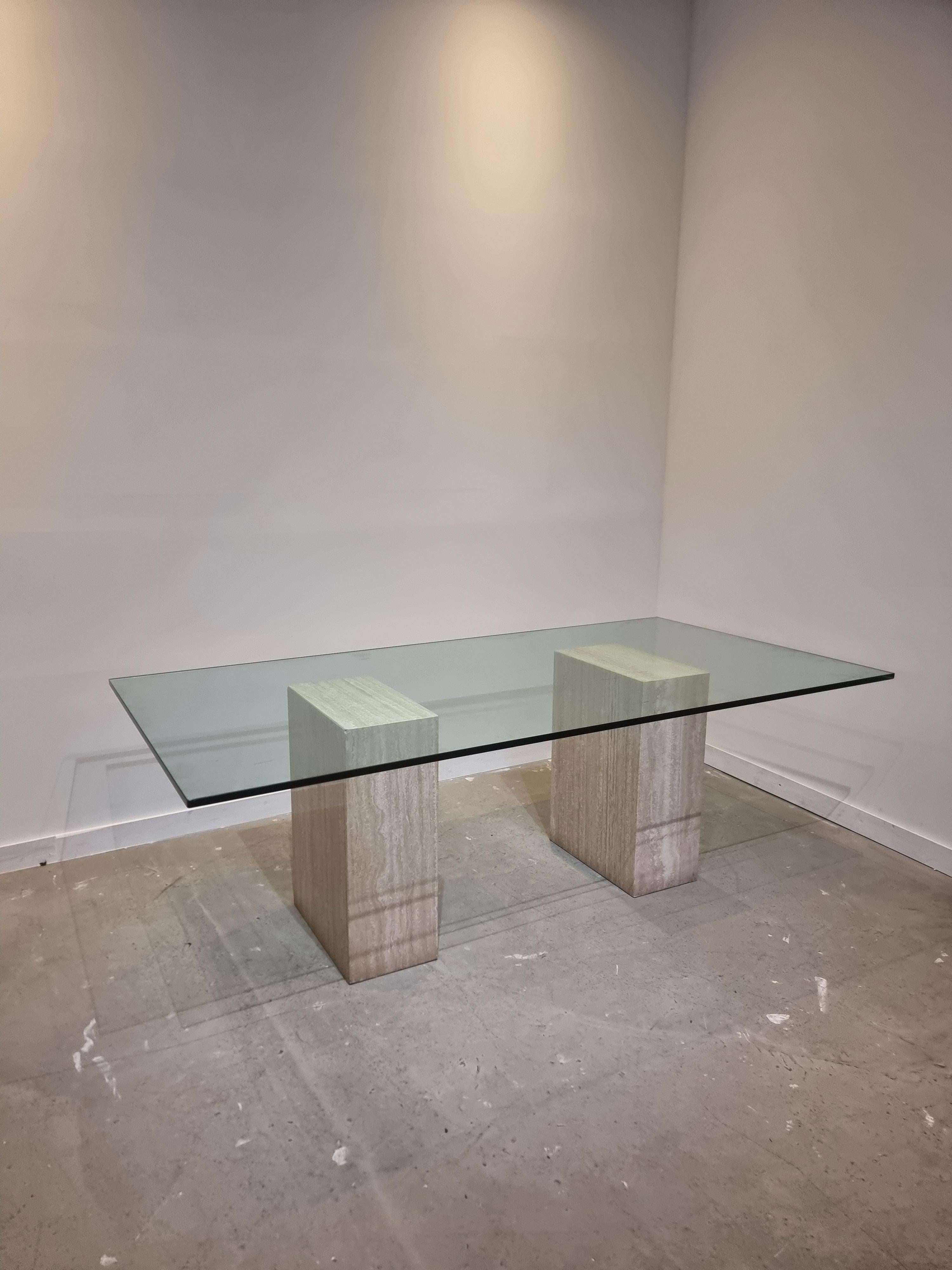 Fin du 20e siècle Impressionnante table à manger italienne en travertin avec plateau en verre des années 1970 en vente