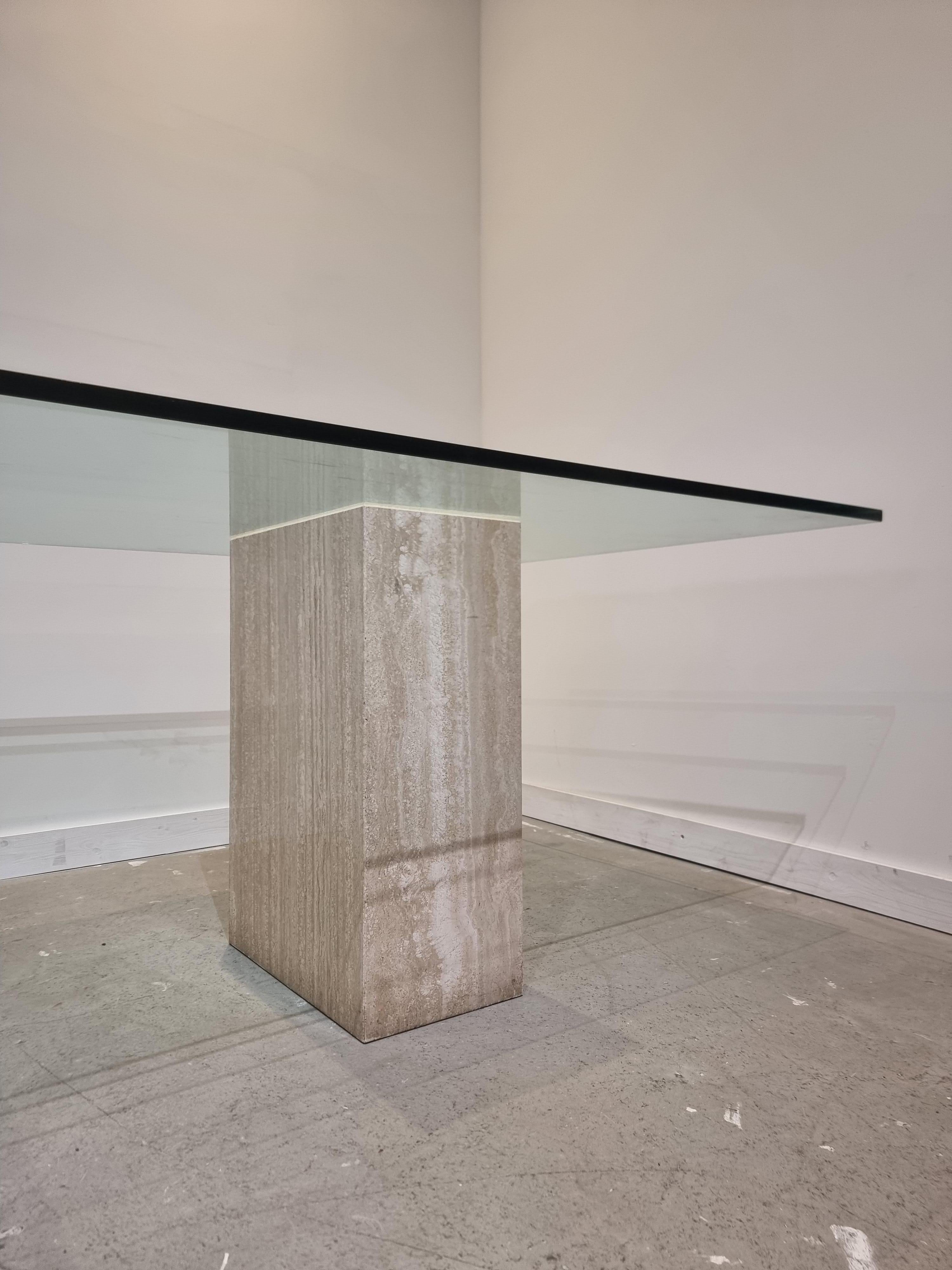 Verre Impressionnante table à manger italienne en travertin avec plateau en verre des années 1970 en vente