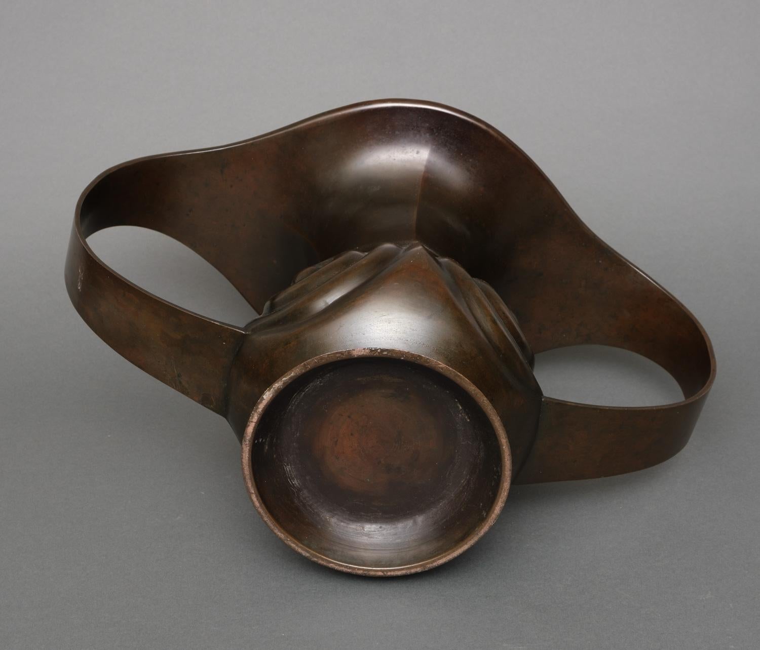 Impressive Japanese bronze mimikuchi 耳口 (ear-mouth) flying handle vase. For Sale 4