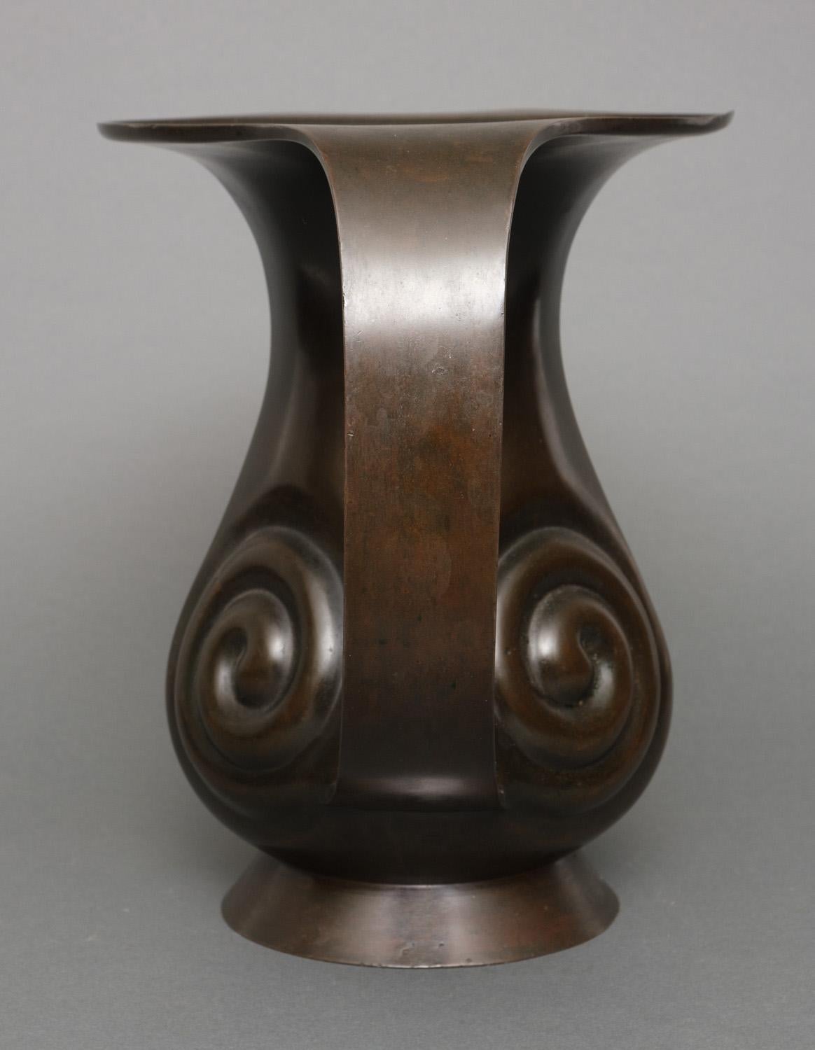 Impressive Japanese bronze mimikuchi 耳口 (ear-mouth) flying handle vase. For Sale 5