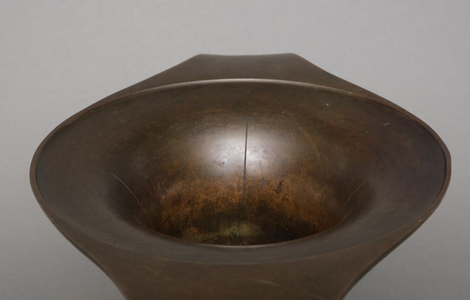 Impressive Japanese bronze mimikuchi 耳口 (ear-mouth) flying handle vase. For Sale 6