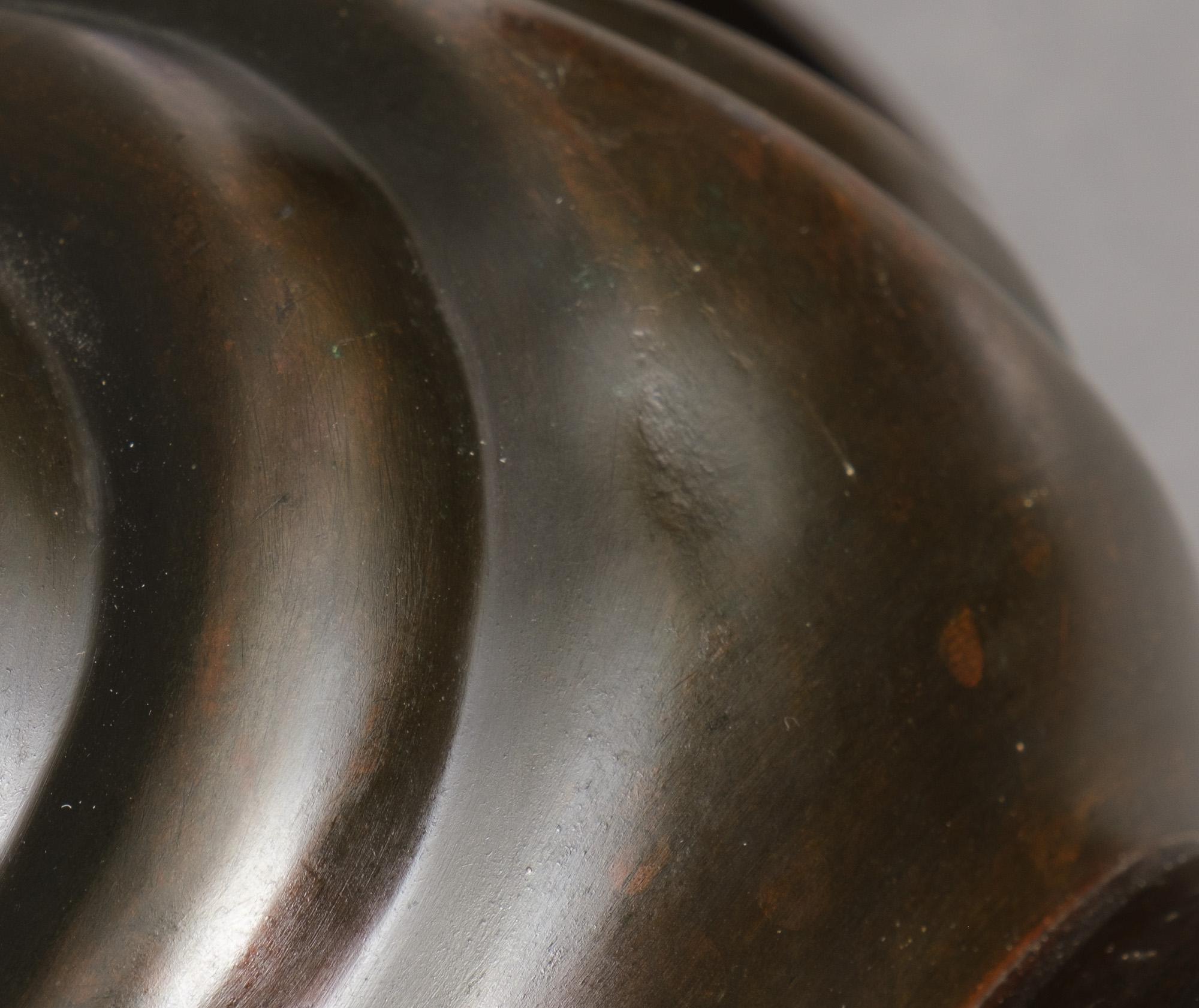 Impressive Japanese bronze mimikuchi 耳口 (ear-mouth) flying handle vase. For Sale 7