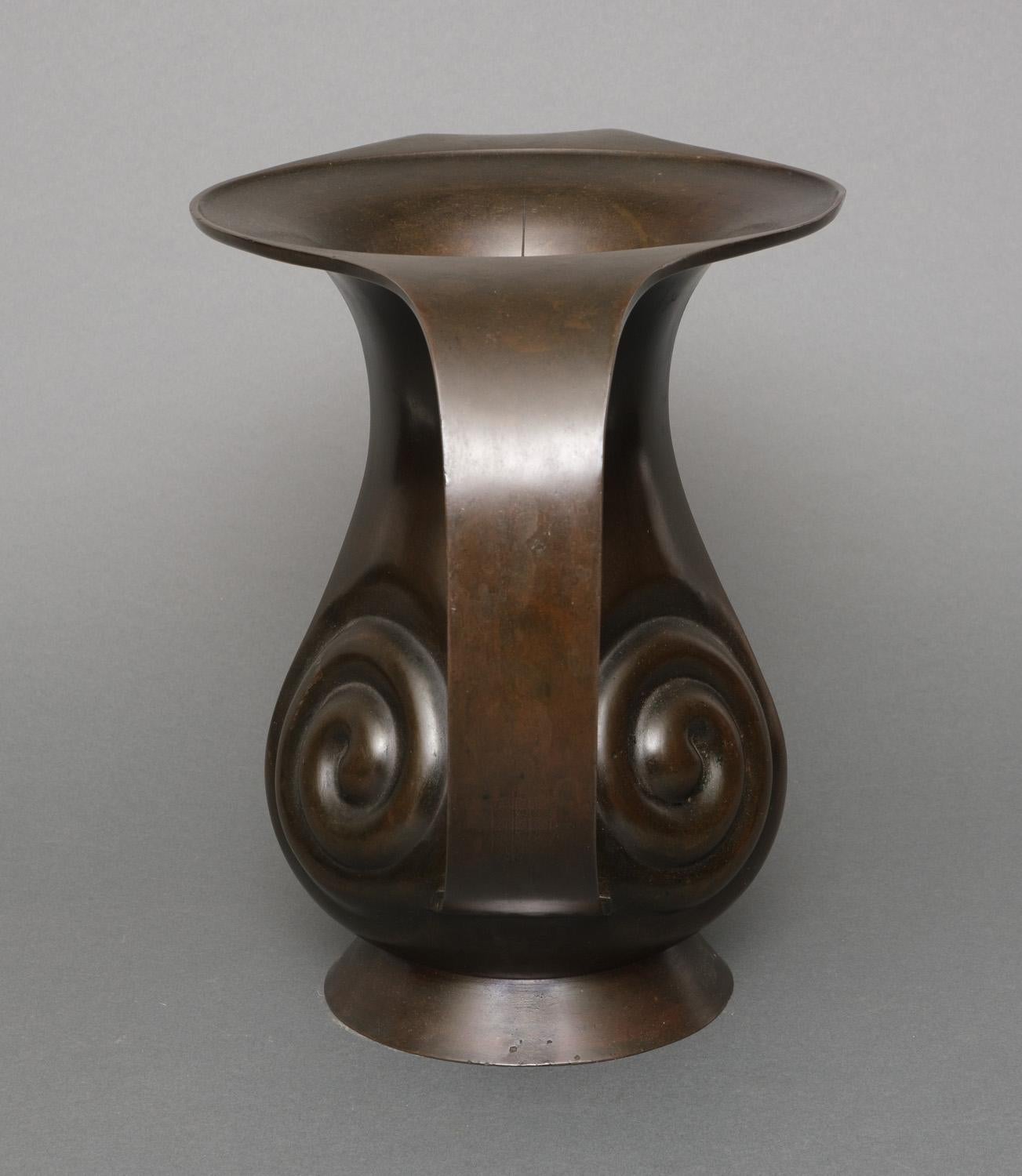 Cast Impressive Japanese bronze mimikuchi 耳口 (ear-mouth) flying handle vase. For Sale