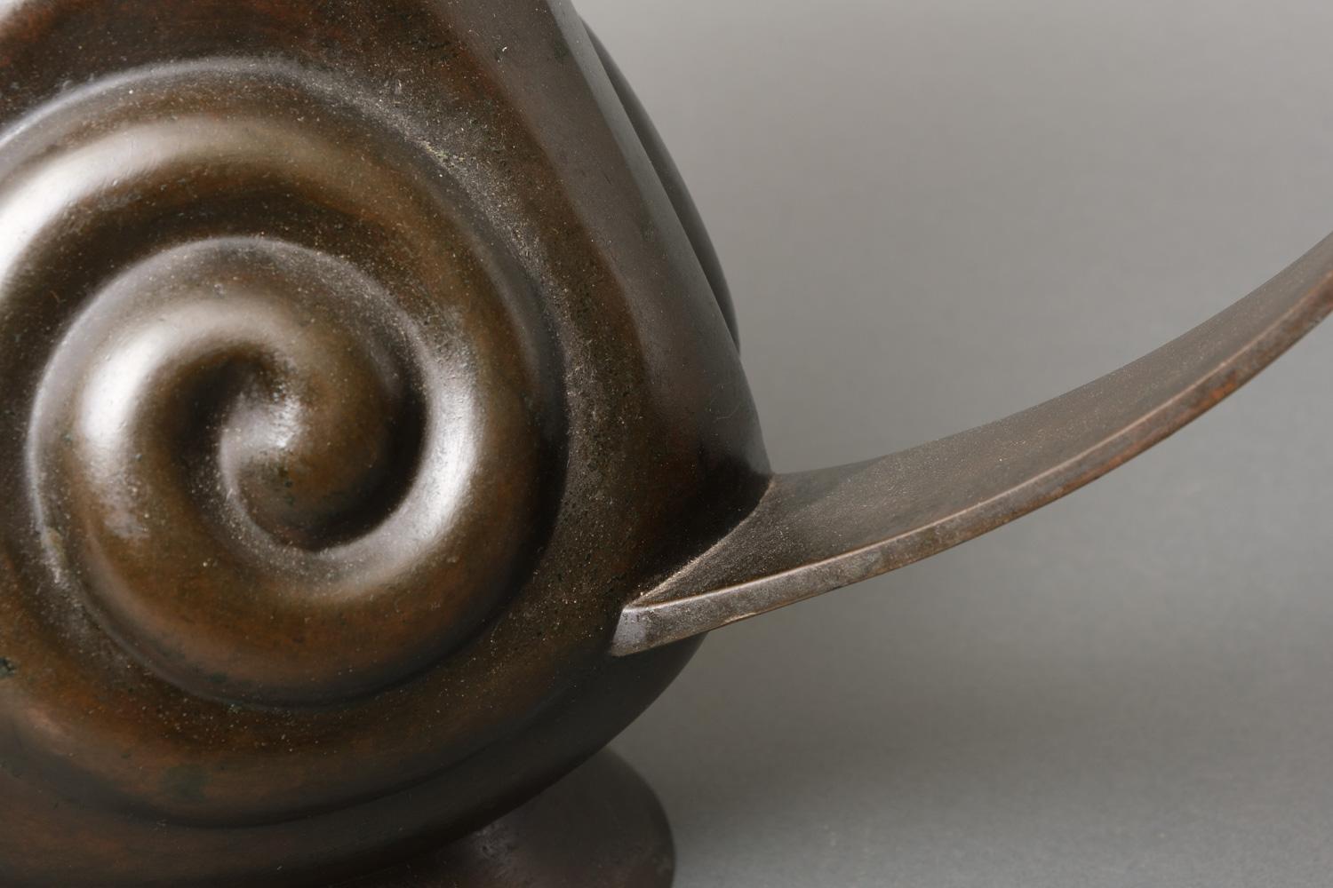 Impressive Japanese bronze mimikuchi 耳口 (ear-mouth) flying handle vase. In Good Condition For Sale In Amsterdam, NL