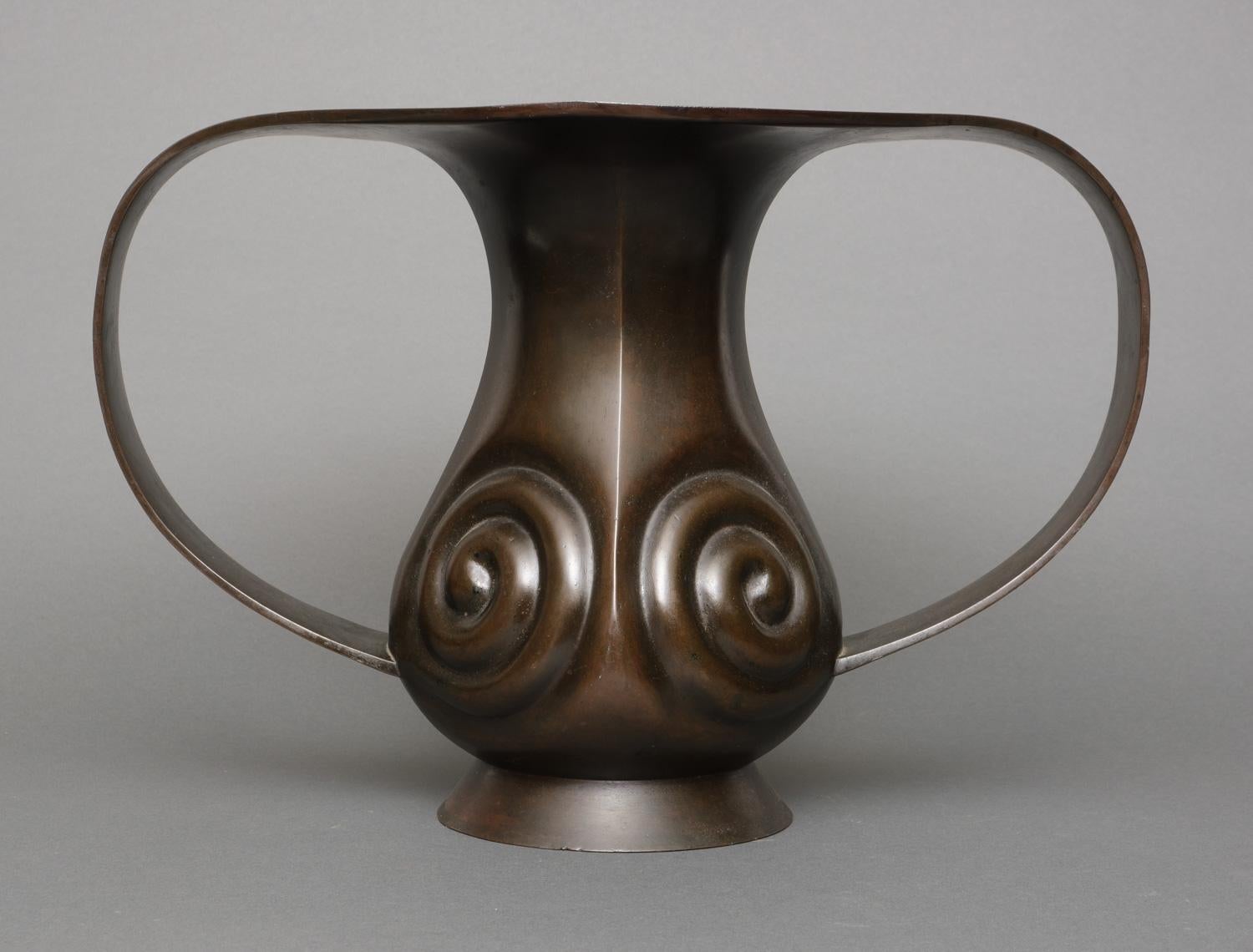 Impressive Japanese bronze mimikuchi 耳口 (ear-mouth) flying handle vase. For Sale 2