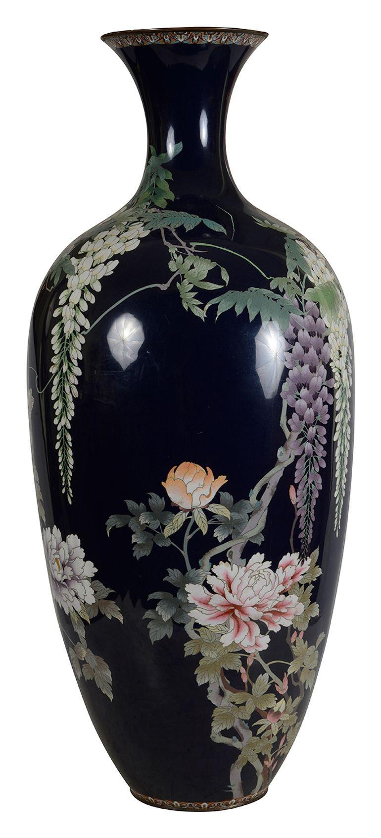 Diese exquisite japanische Cloisonné-Emaille-Vase aus der Meiji-Periode (1868-1912) mit einer Größe von 94 cm (37