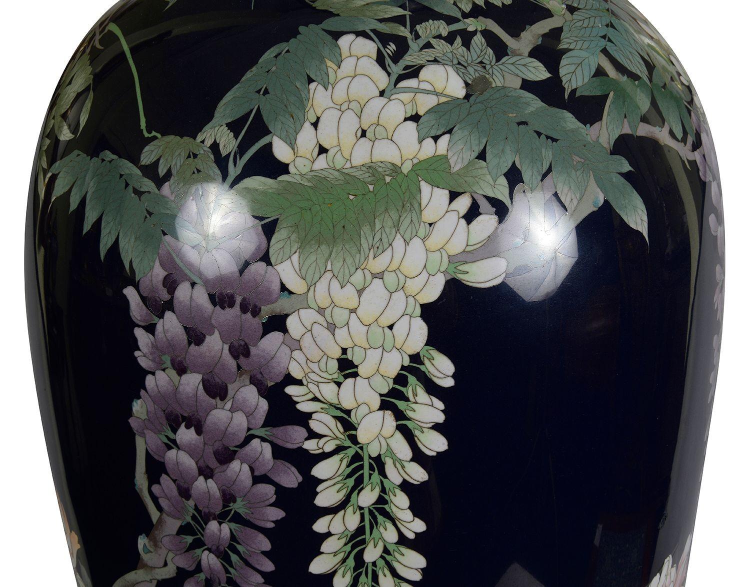 Beeindruckende japanische Cloisonné-Vase, 19. Jahrhundert. 94cm hoch (Handgefertigt) im Angebot