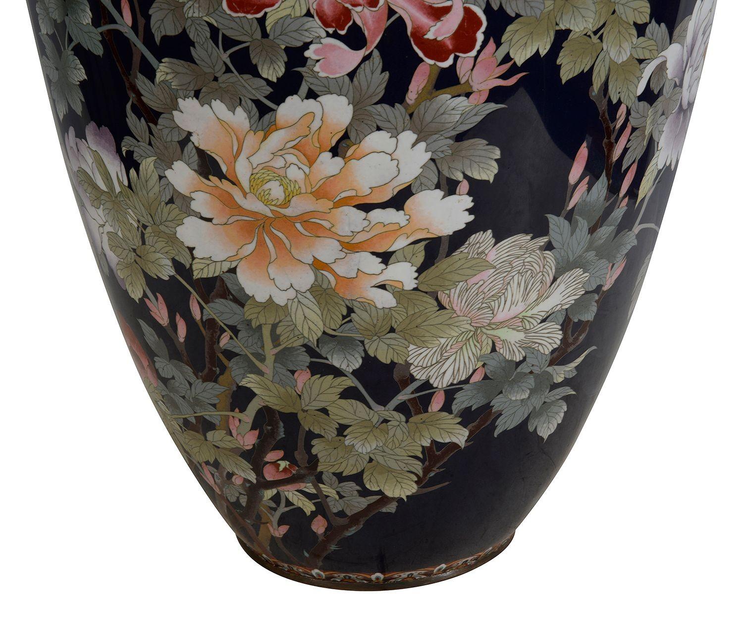 Beeindruckende japanische Cloisonné-Vase, 19. Jahrhundert. 94cm hoch im Zustand „Gut“ im Angebot in Brighton, Sussex