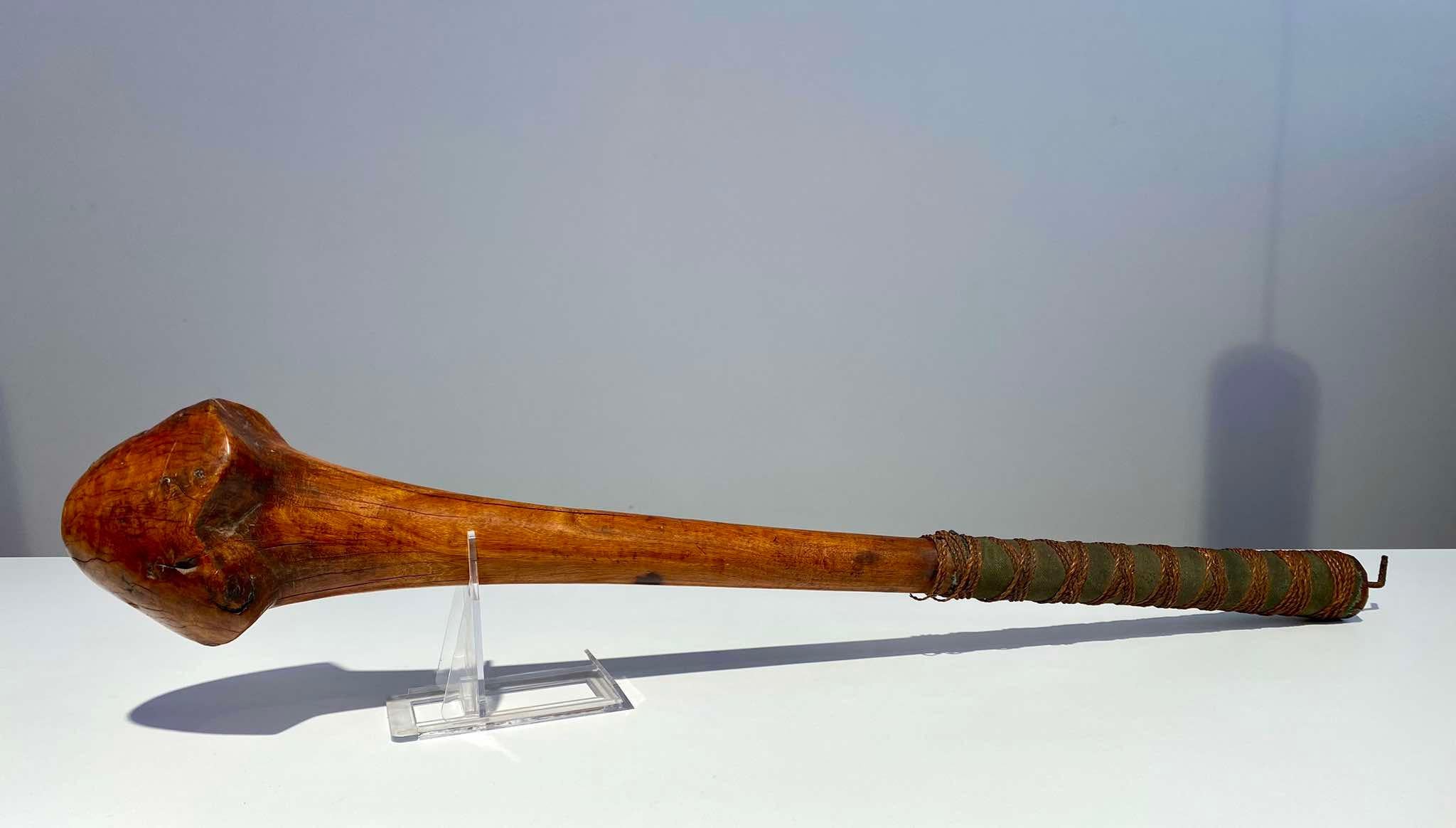 Impressive Kanak War Club New Caledonia Oceania Oceanic Tribal Art 19th century
Tribe : Kanak
Country : New Caledonia
Period: 19th Century (ca 1800) 
Length: 61 cm
Very heavy Kanak war club from New Caledonia with a beautiful glossy patina of use