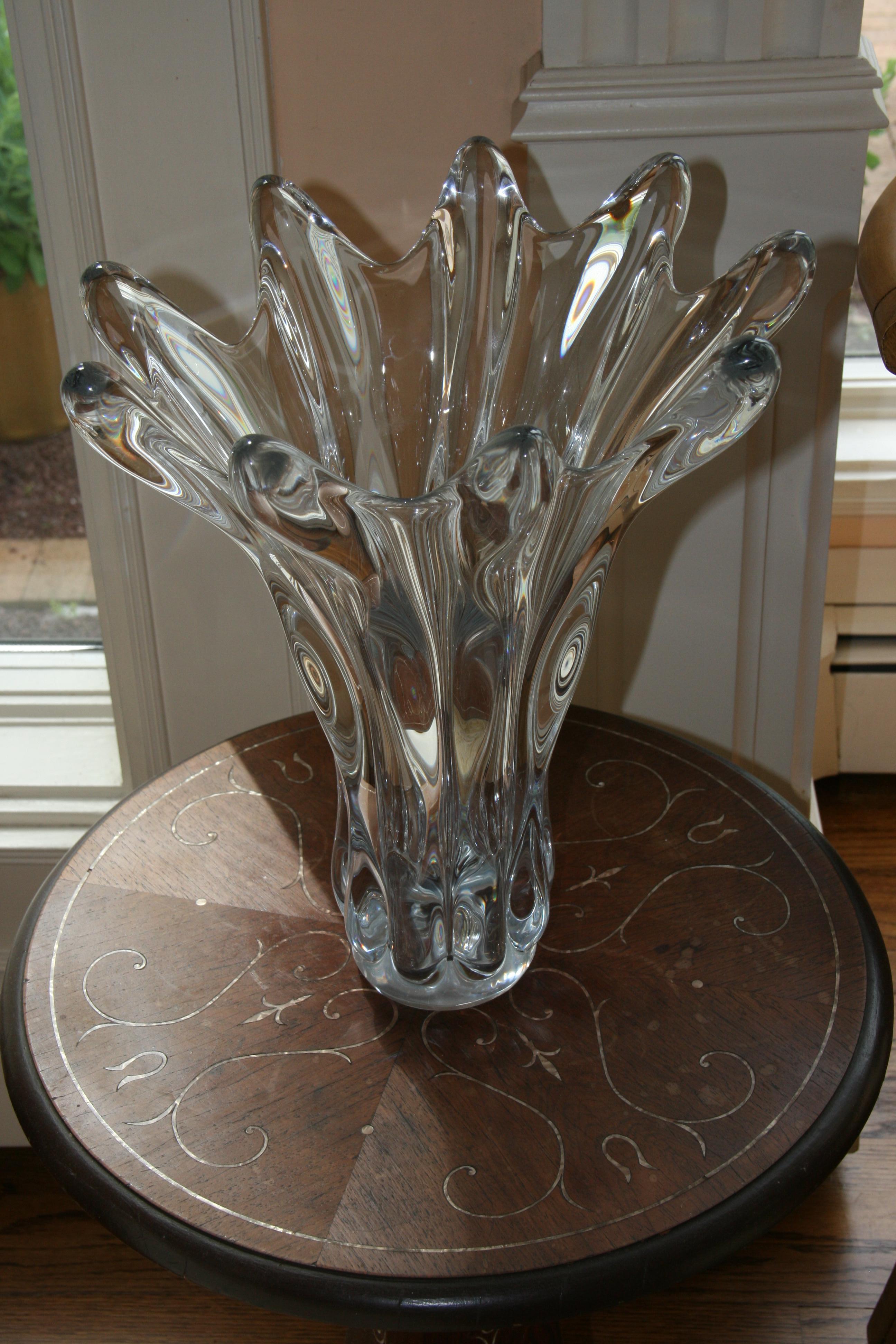 Beeindruckende große und schwere französische Tropfenvase aus klarem Kristall um 1950 im Zustand „Gut“ im Angebot in Douglas Manor, NY