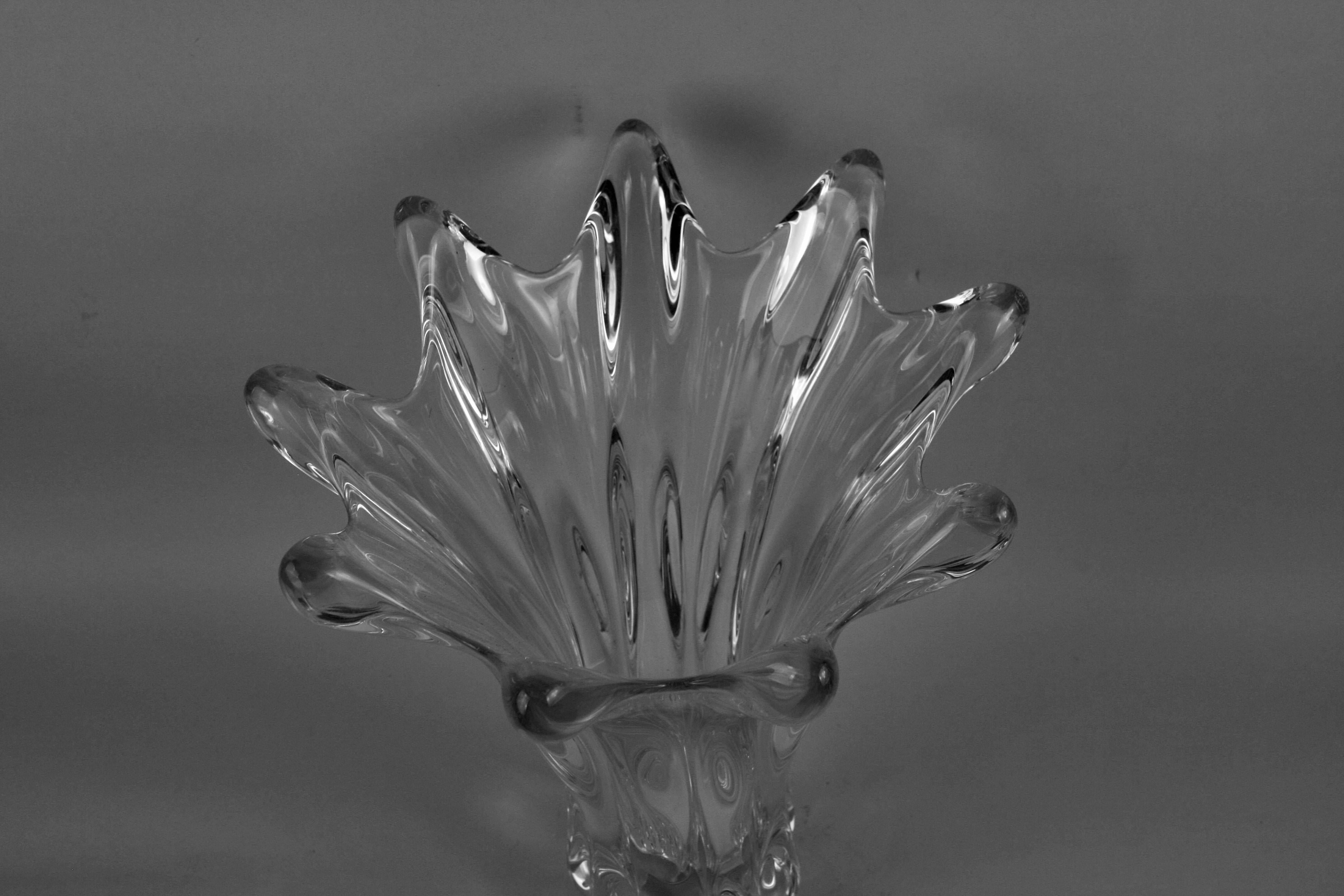 Beeindruckende große und schwere französische Tropfenvase aus klarem Kristall um 1950 im Angebot 5