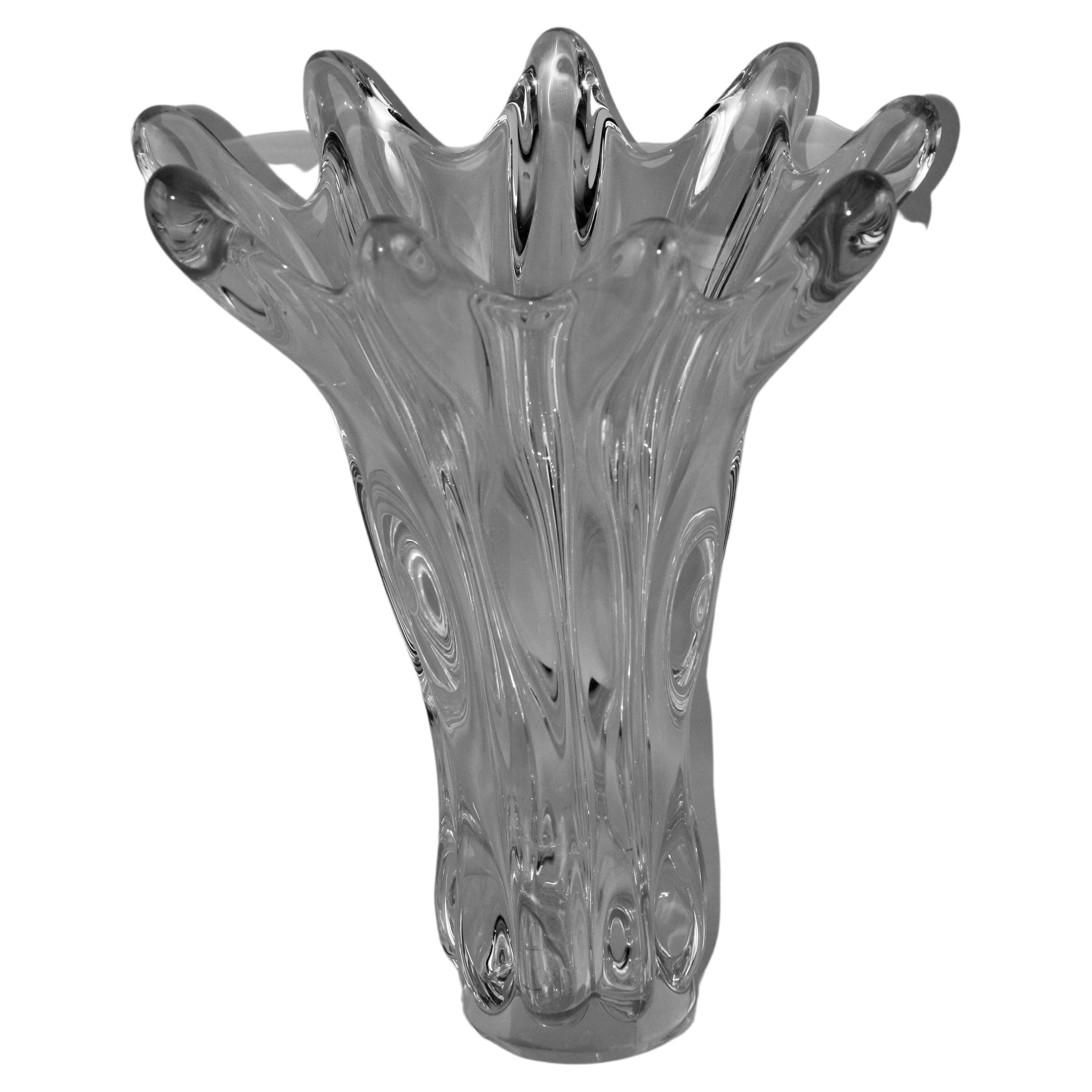 Très grand et lourd vase en cristal transparent français en forme de goutte d'eau, vers les années 1950