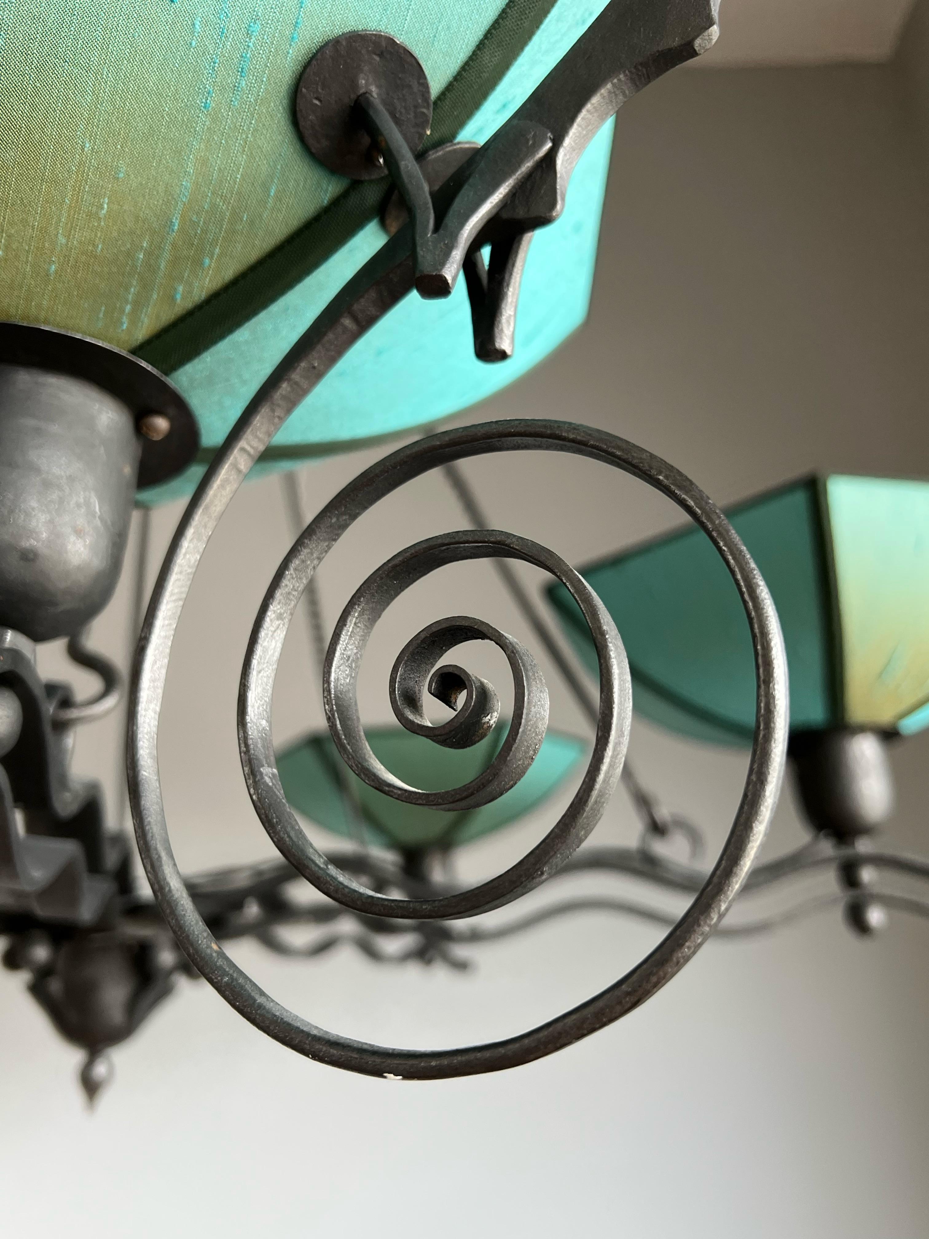 Beeindruckender großer Art-Déco-Kronleuchter aus geschmiedetem Schmiedeeisen mit Salamander-Skulptur im Angebot 4