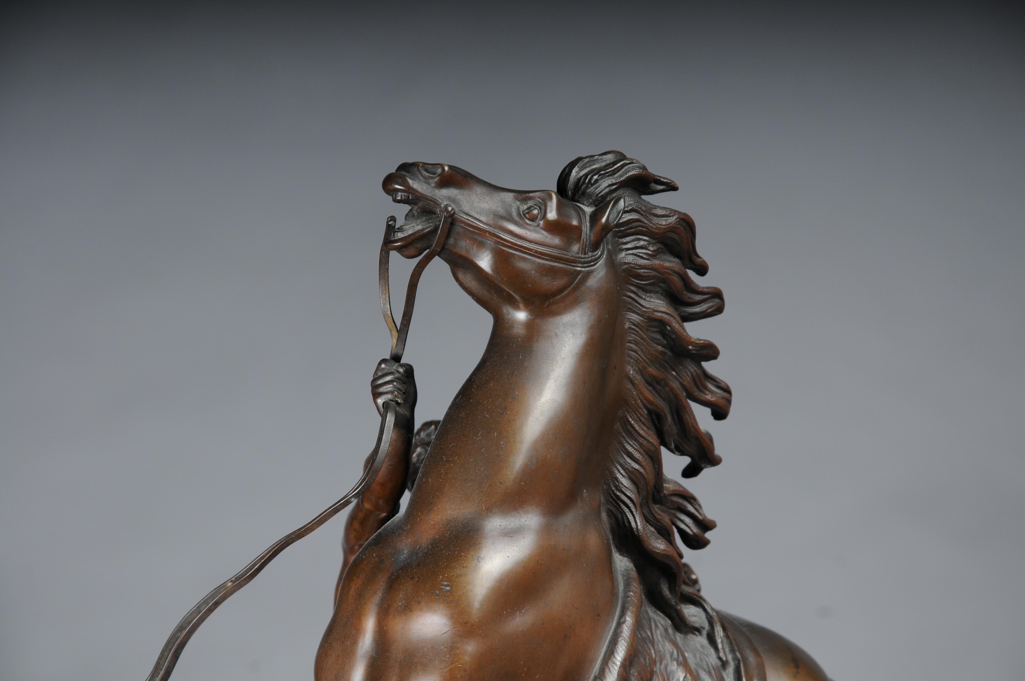 Impressionante scultura di cavallo in bronzo di grandi dimensioni Pesade posa con l'atleta in vendita 5