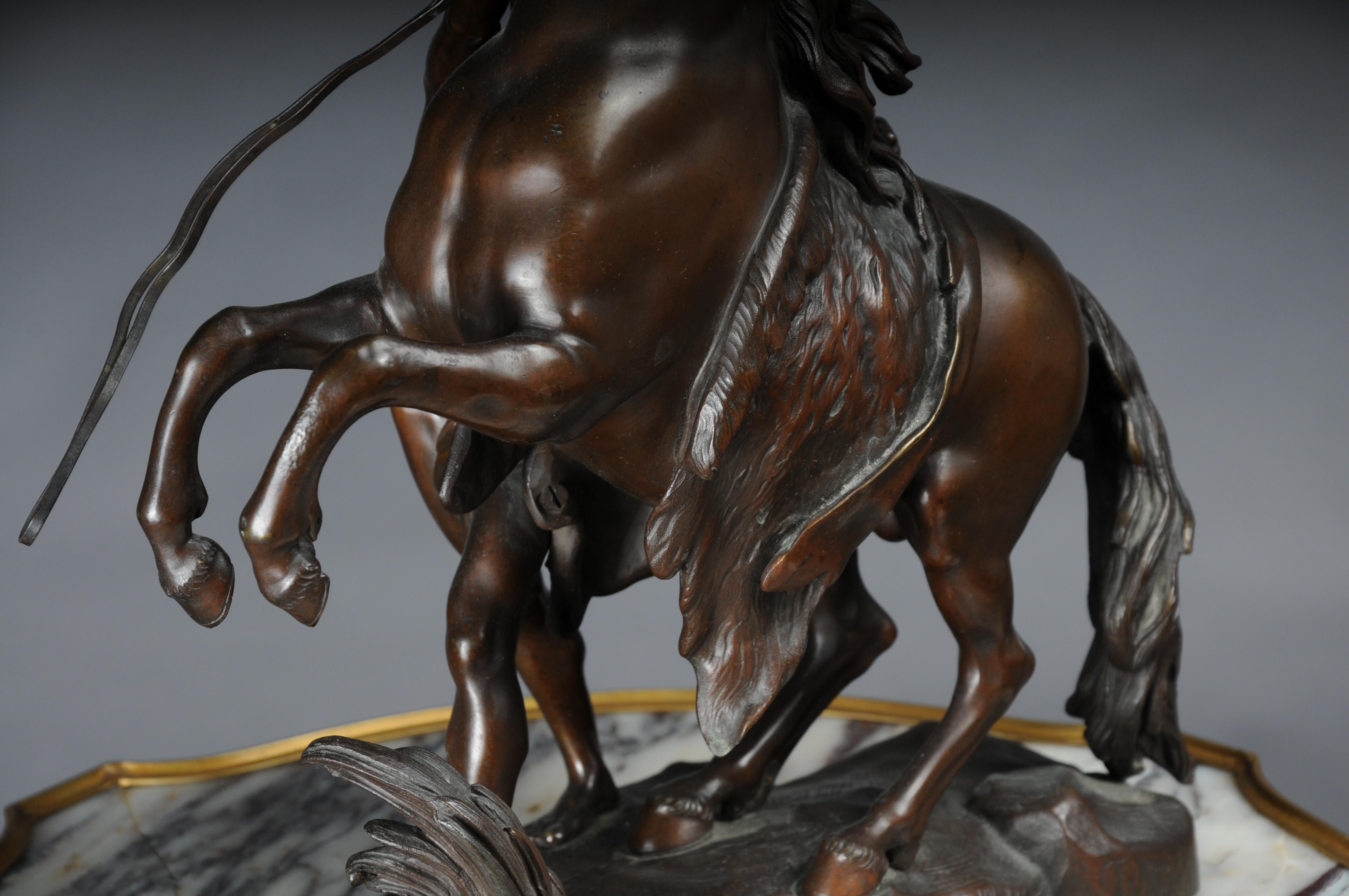 Impressionante scultura di cavallo in bronzo di grandi dimensioni Pesade posa con l'atleta in vendita 6