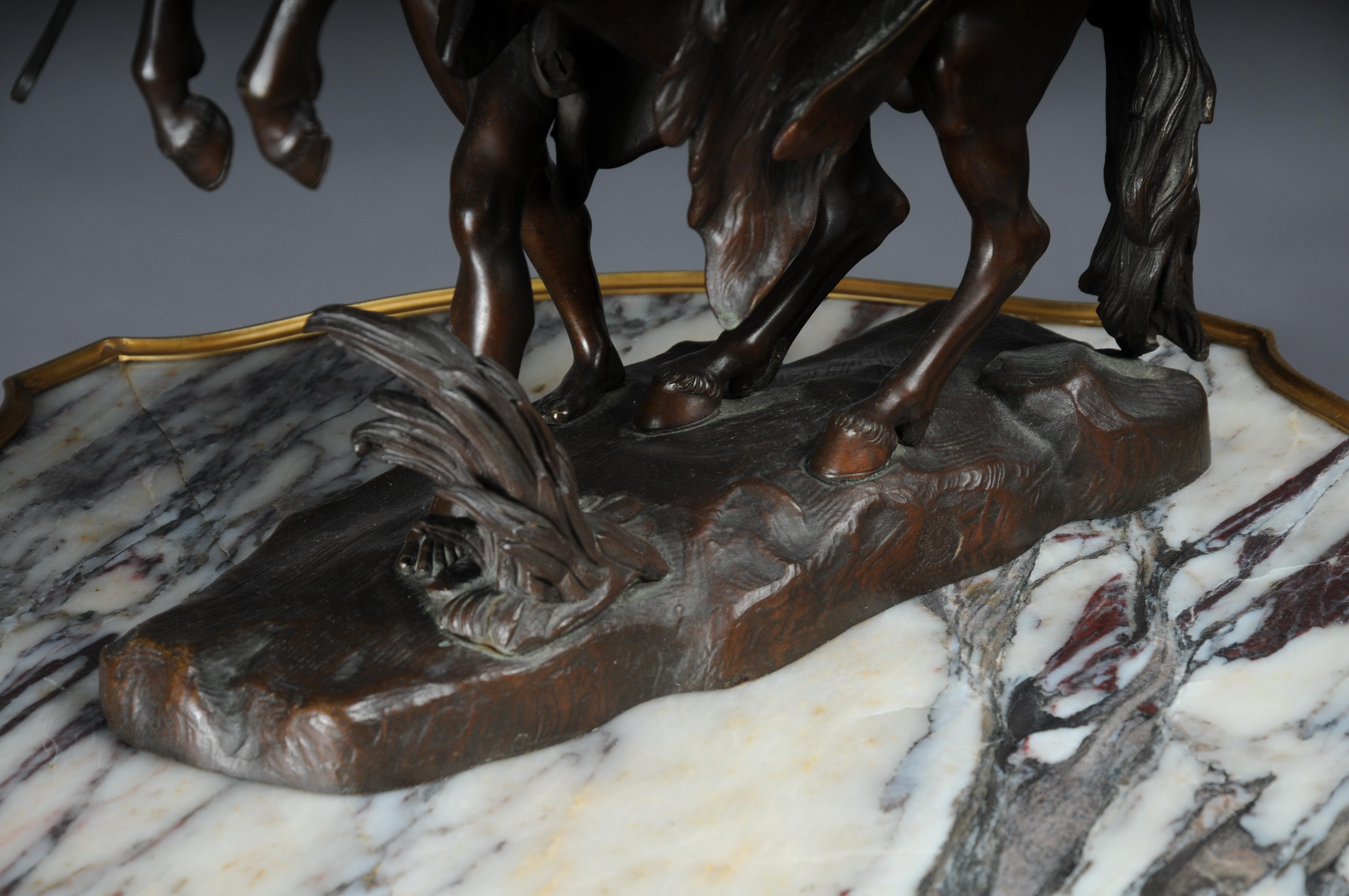 Impressionante scultura di cavallo in bronzo di grandi dimensioni Pesade posa con l'atleta in vendita 7