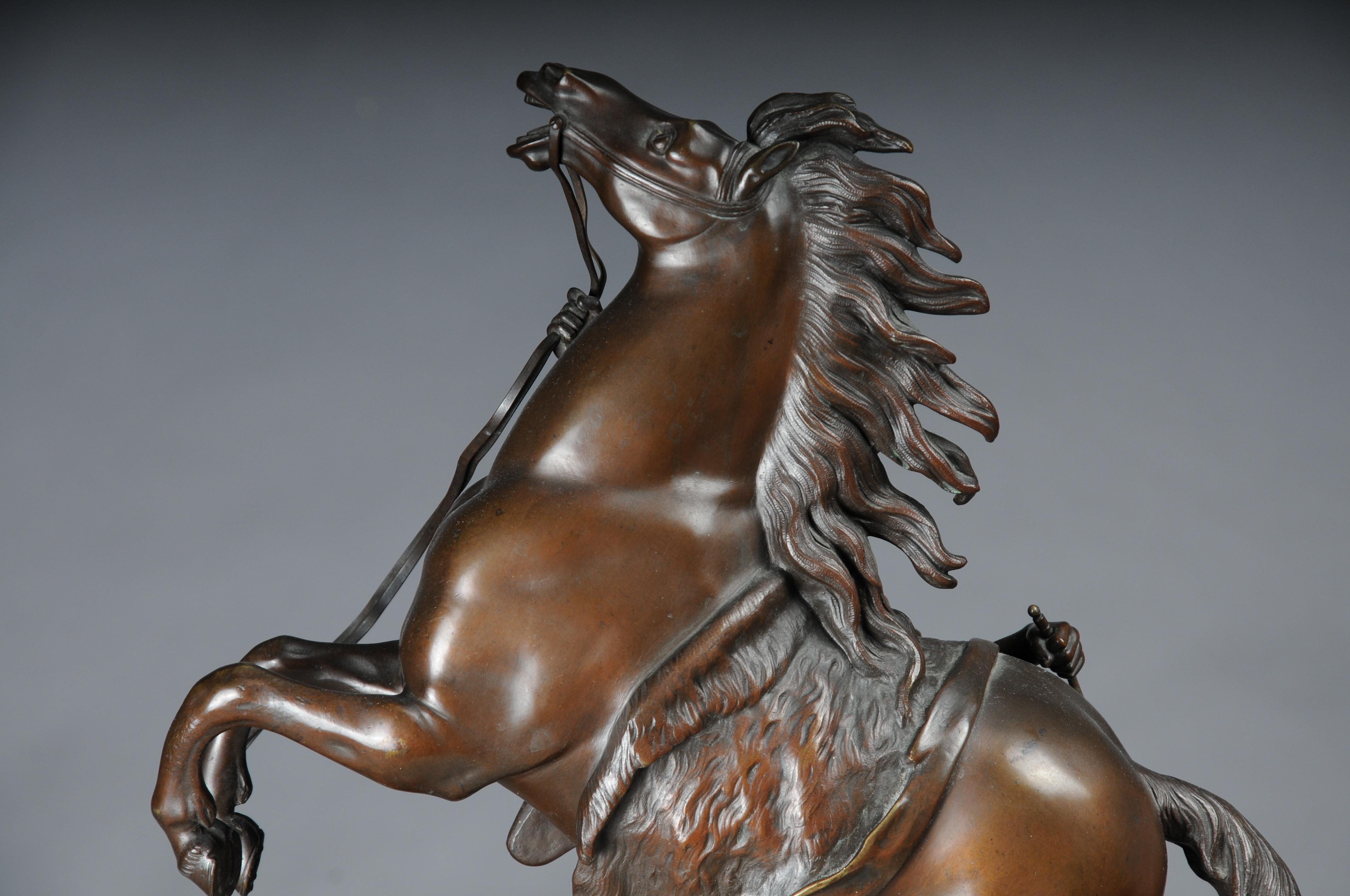 Impressionante scultura di cavallo in bronzo di grandi dimensioni Pesade posa con l'atleta in vendita 8