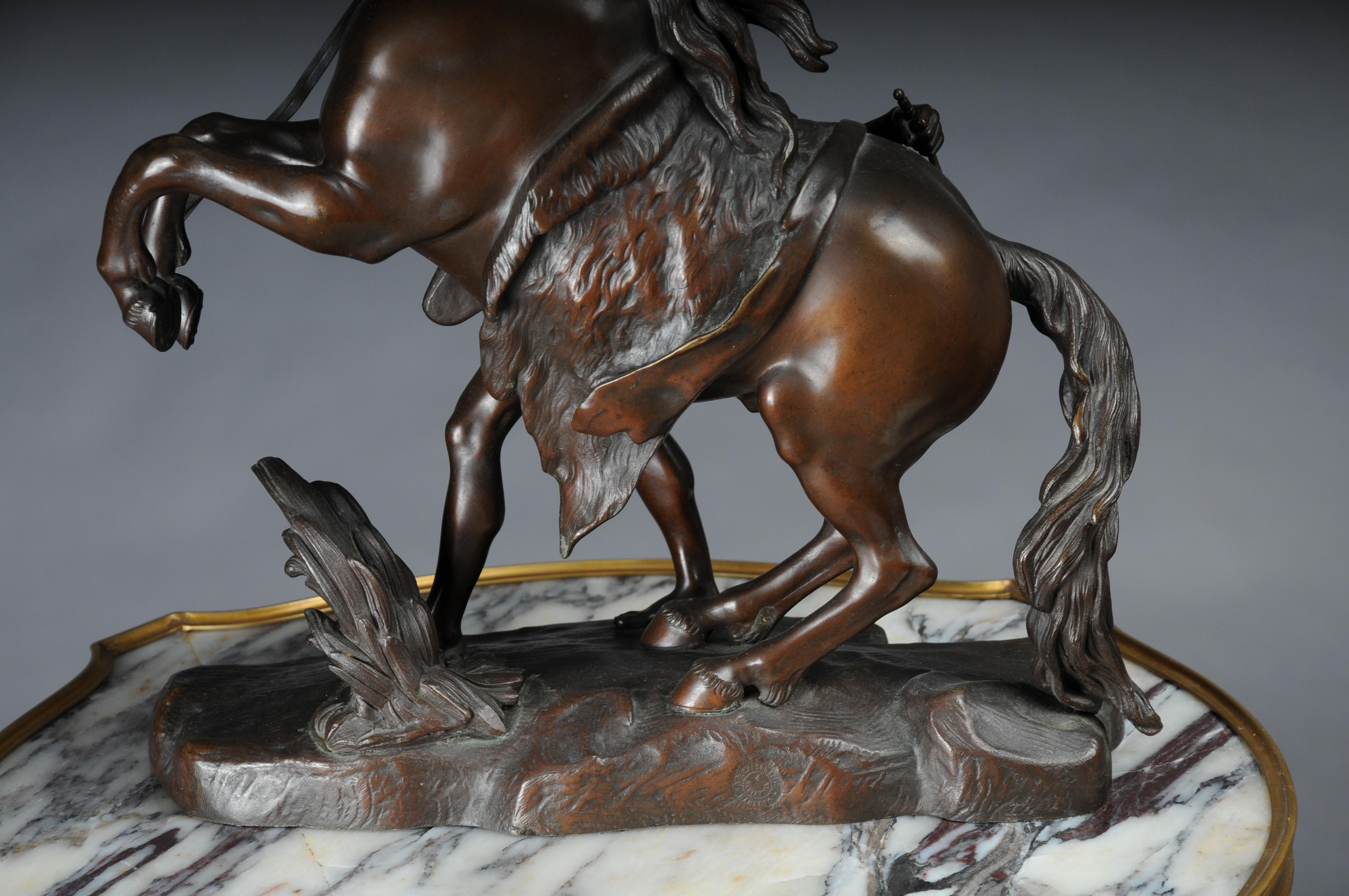 Impressionante scultura di cavallo in bronzo di grandi dimensioni Pesade posa con l'atleta in vendita 9