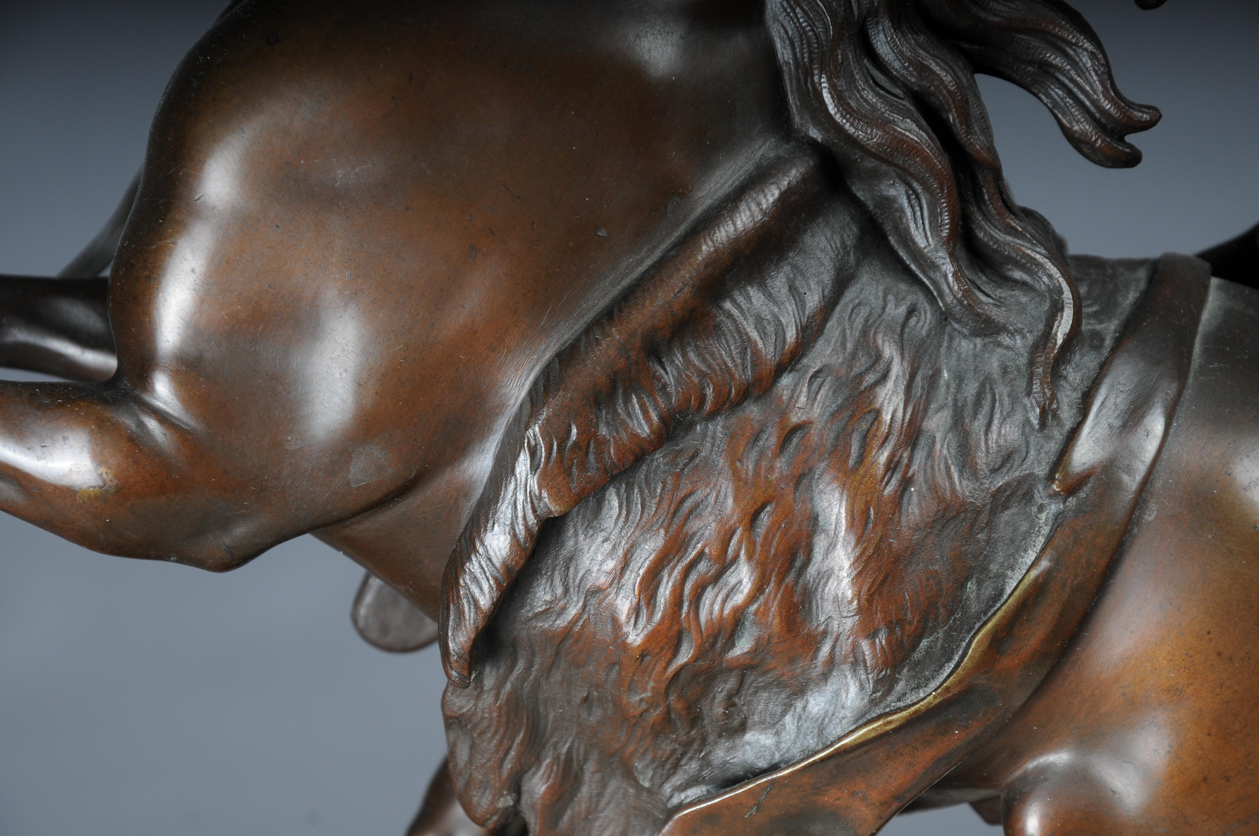 Impressionante scultura di cavallo in bronzo di grandi dimensioni Pesade posa con l'atleta in vendita 10