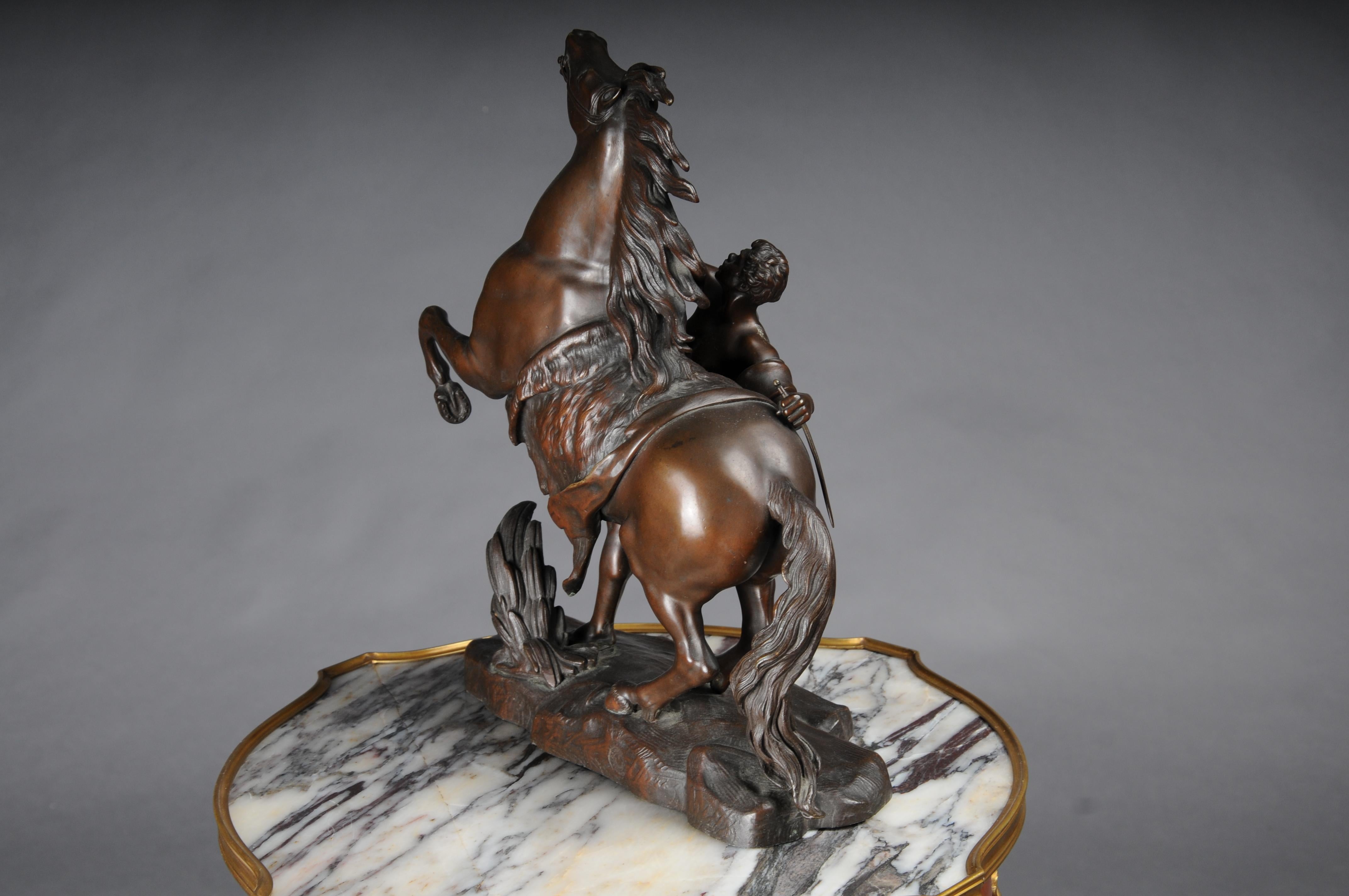 Impressionante scultura di cavallo in bronzo di grandi dimensioni Pesade posa con l'atleta in vendita 11