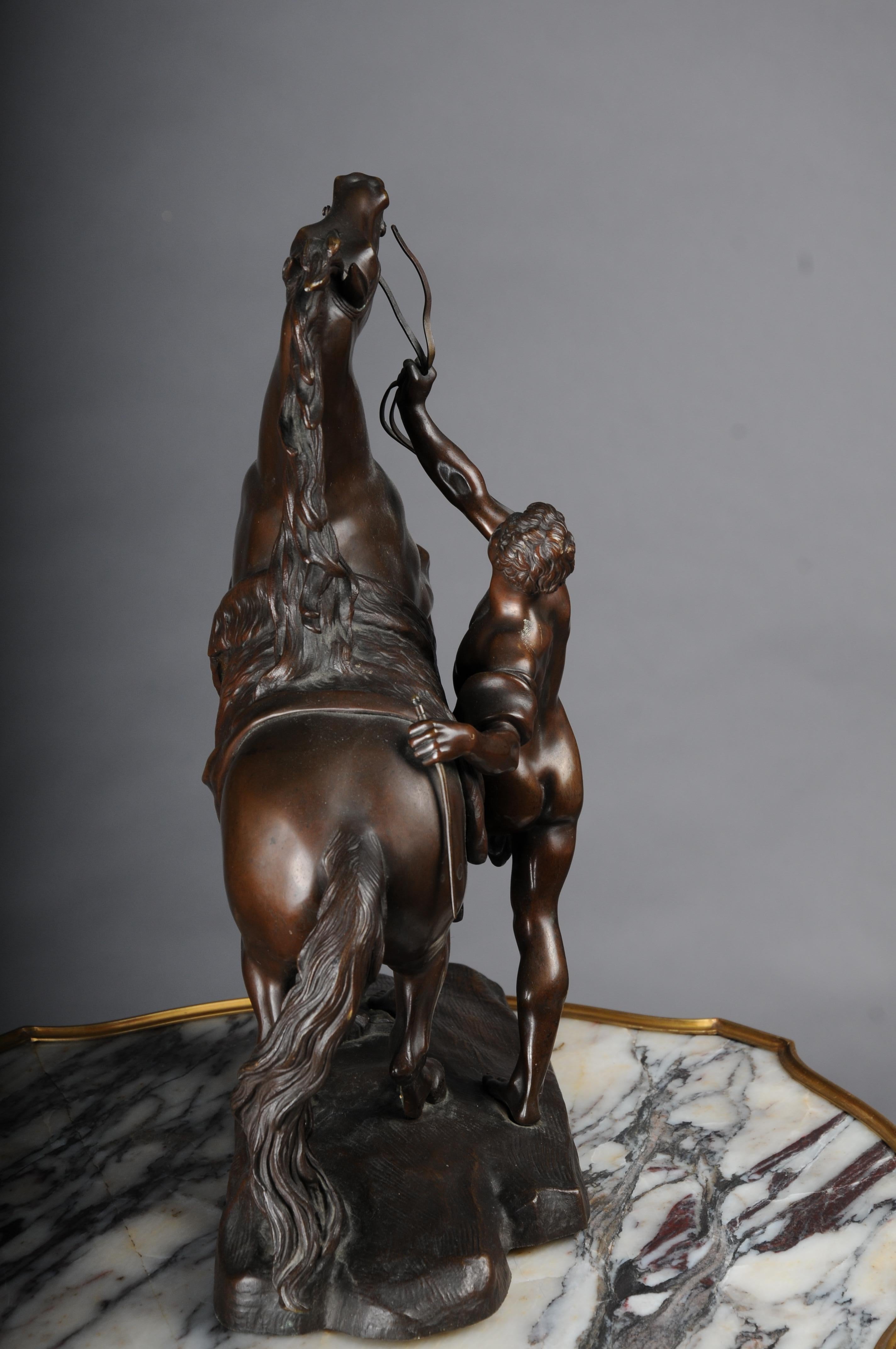 Impressionante scultura di cavallo in bronzo di grandi dimensioni Pesade posa con l'atleta in vendita 12