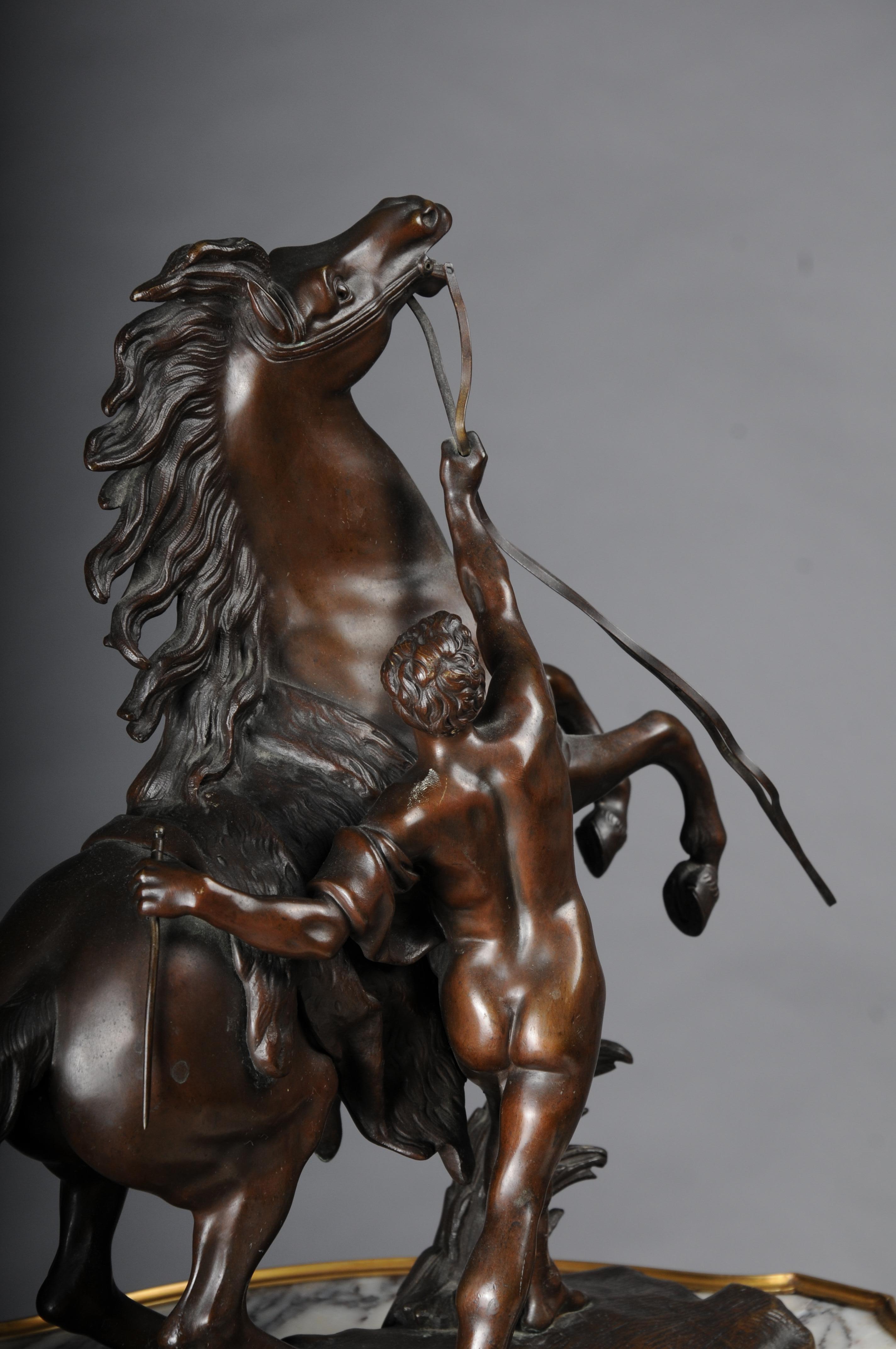 Impressionante scultura di cavallo in bronzo di grandi dimensioni Pesade posa con l'atleta in vendita 13