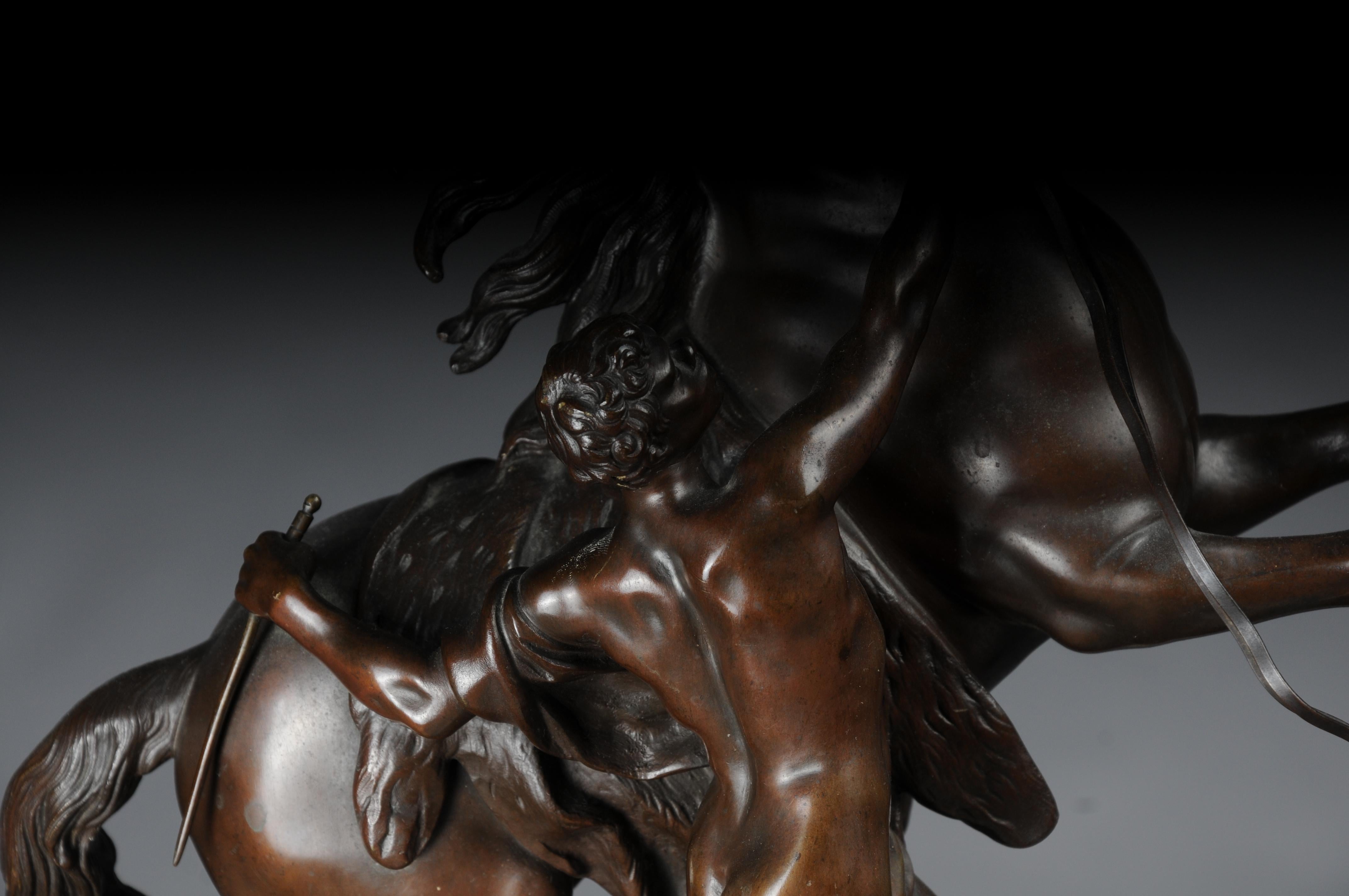 Impressionante scultura di cavallo in bronzo di grandi dimensioni Pesade posa con l'atleta In condizioni buone in vendita a Berlin, DE