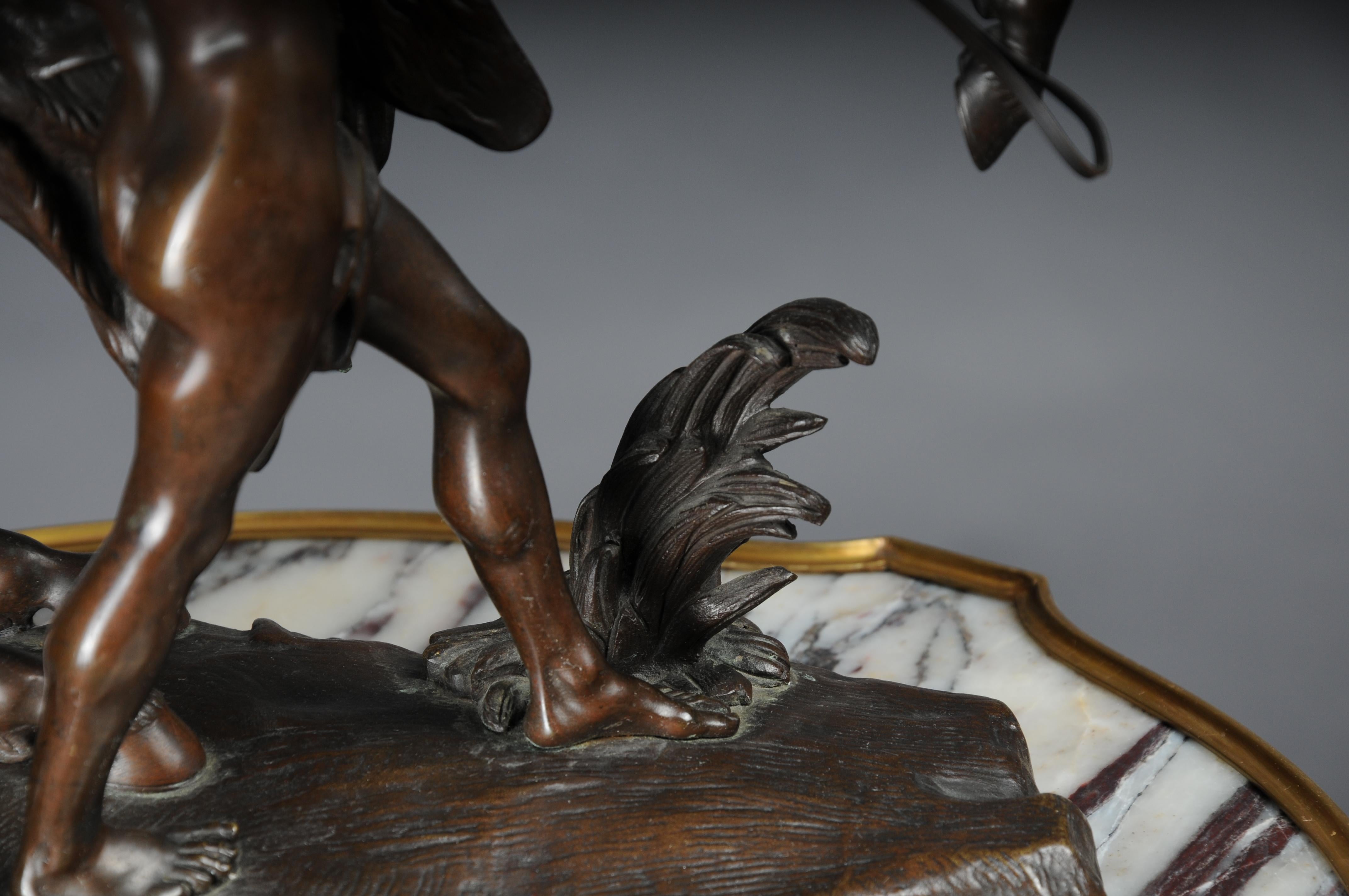 XX secolo Impressionante scultura di cavallo in bronzo di grandi dimensioni Pesade posa con l'atleta in vendita