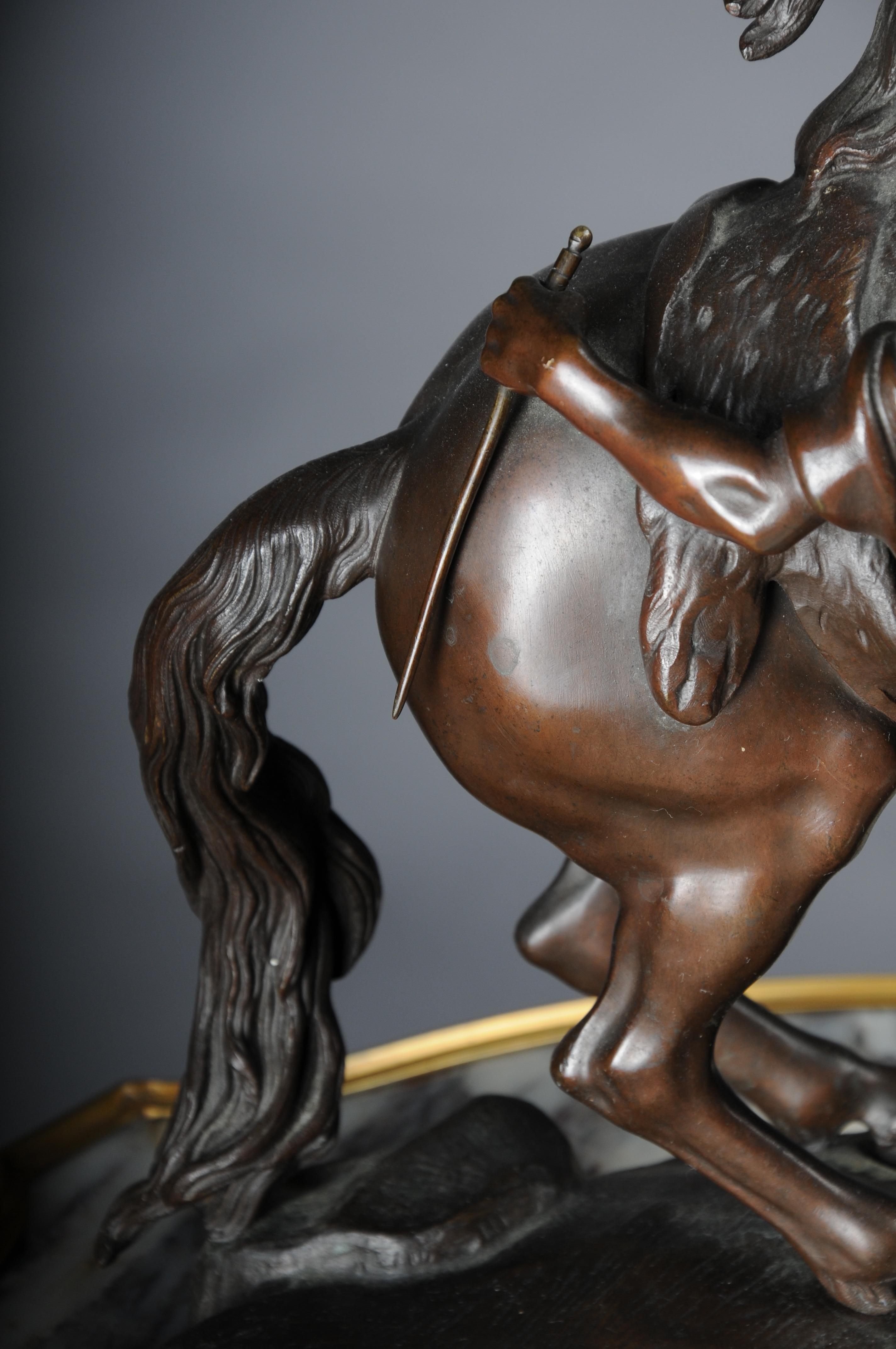 Bronzo Impressionante scultura di cavallo in bronzo di grandi dimensioni Pesade posa con l'atleta in vendita
