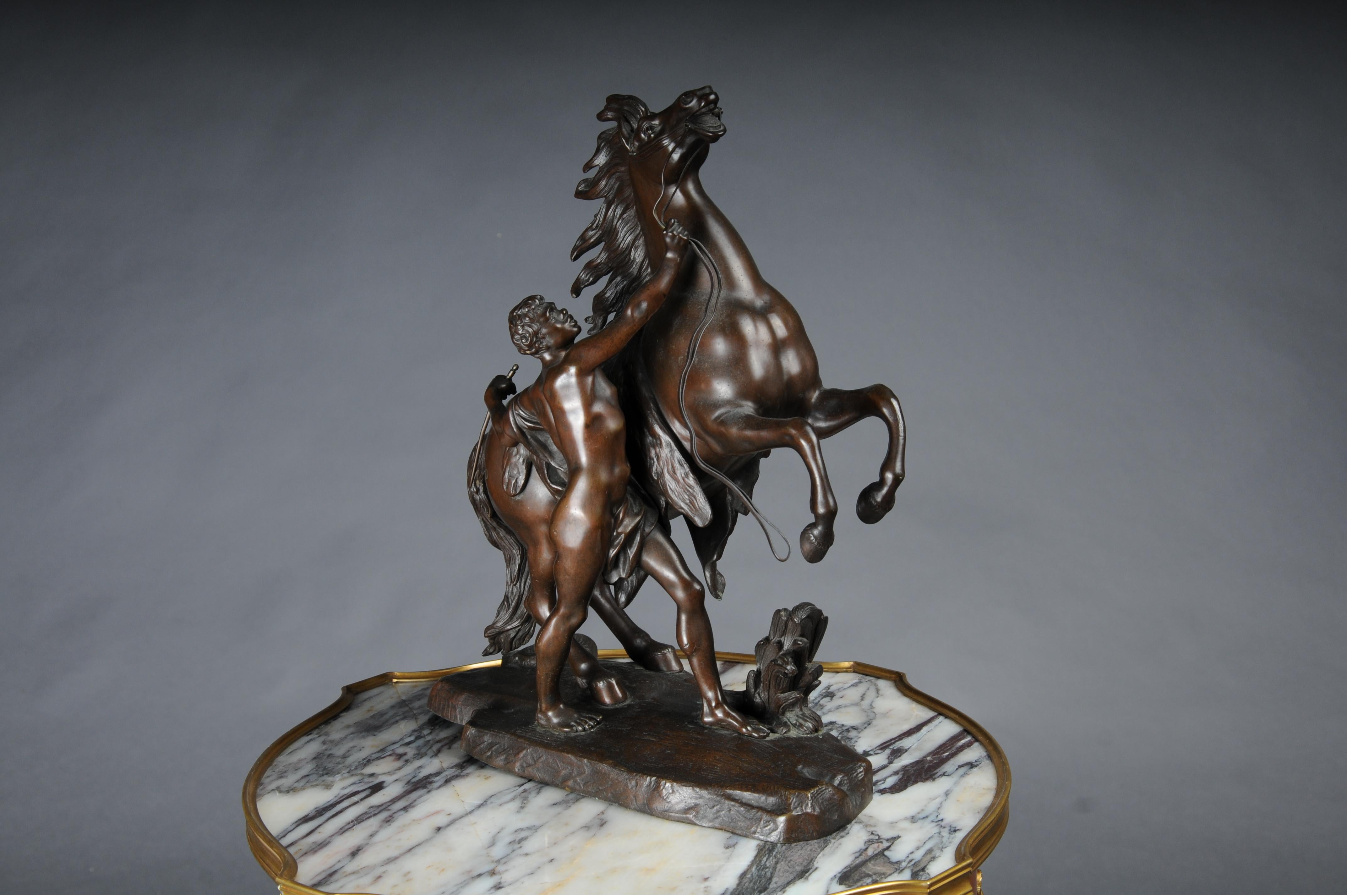 Impressionante scultura di cavallo in bronzo di grandi dimensioni Pesade posa con l'atleta in vendita 1