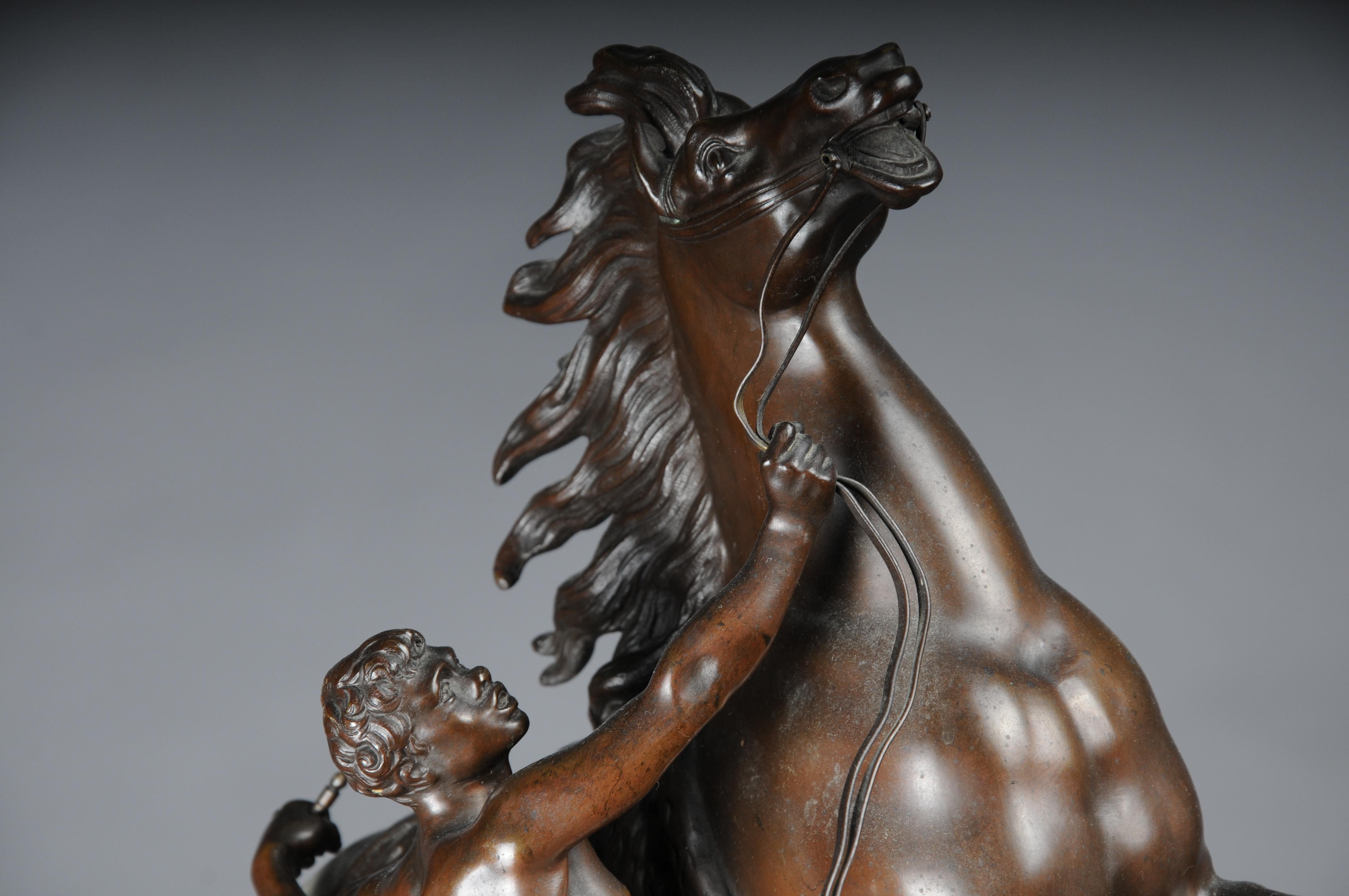 Impressionante scultura di cavallo in bronzo di grandi dimensioni Pesade posa con l'atleta in vendita 2
