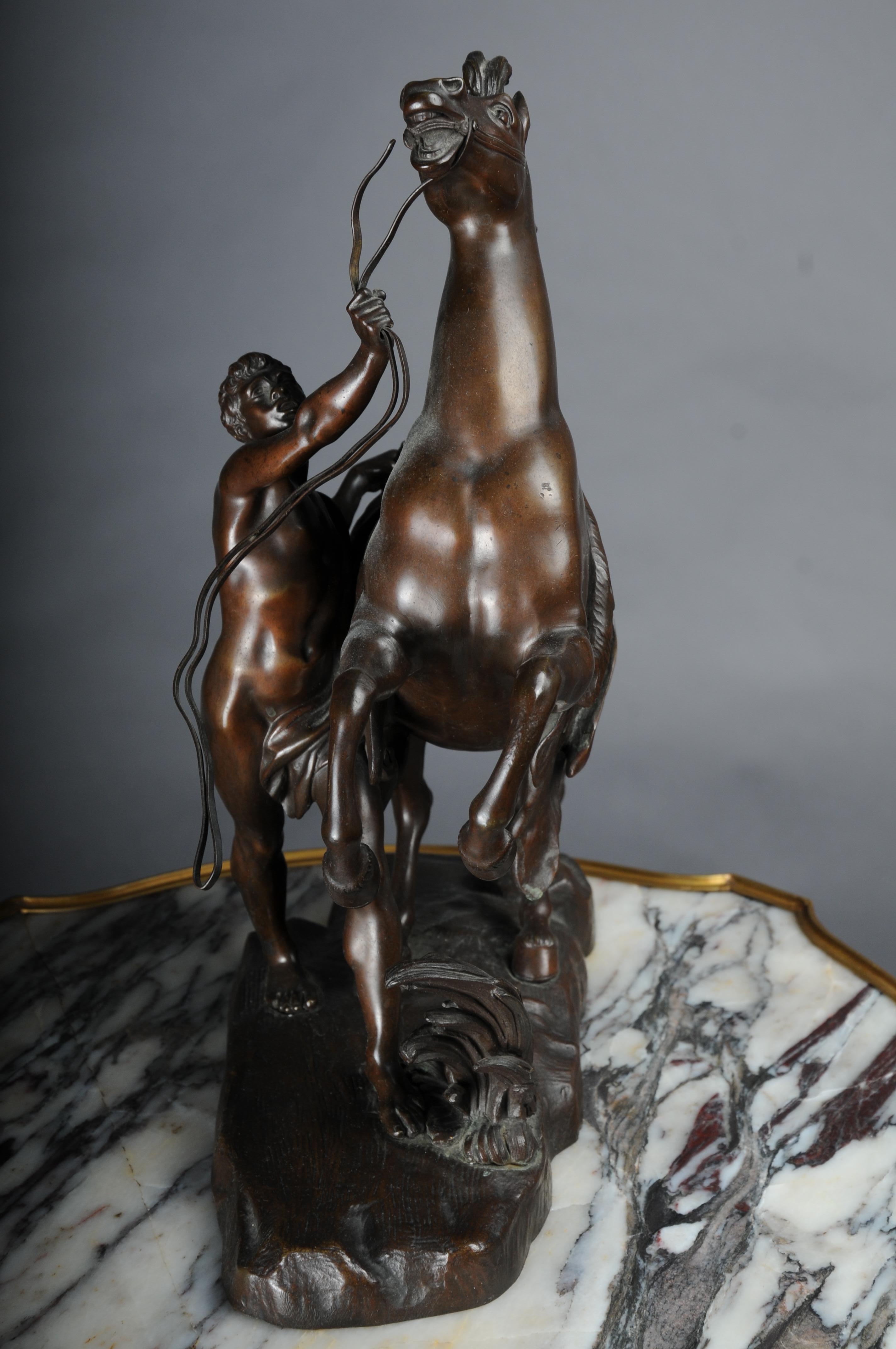 Impressionante scultura di cavallo in bronzo di grandi dimensioni Pesade posa con l'atleta in vendita 3