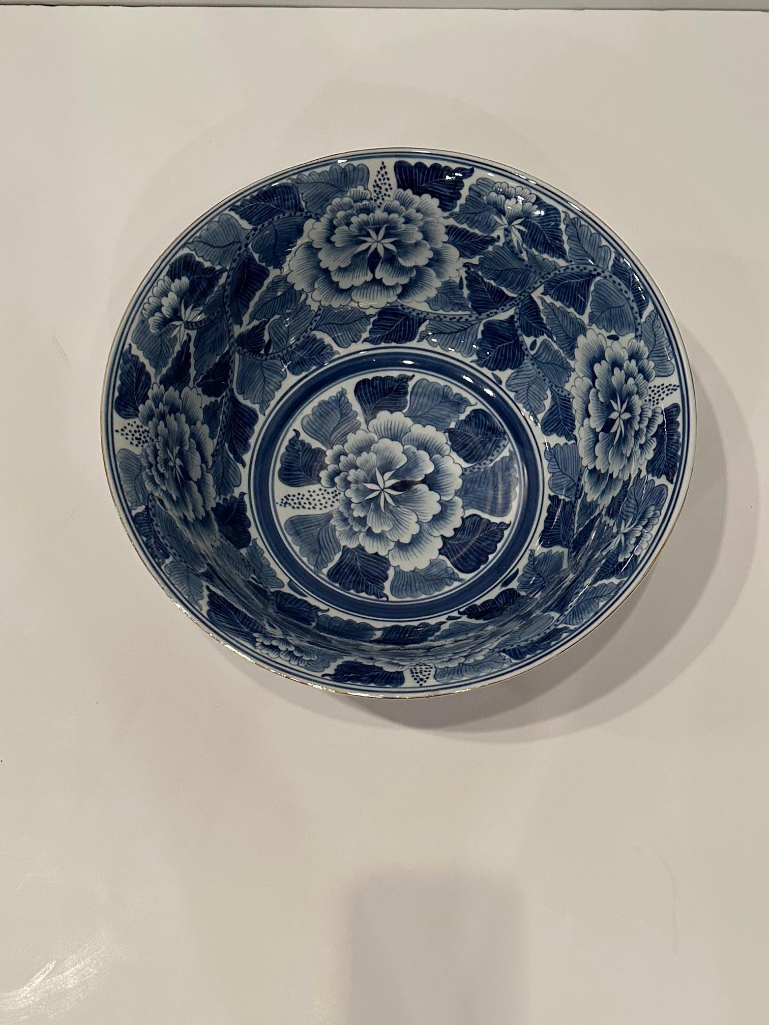 Beeindruckende große chinesische blau-weiße antike Schale (Mitte des 20. Jahrhunderts) im Angebot