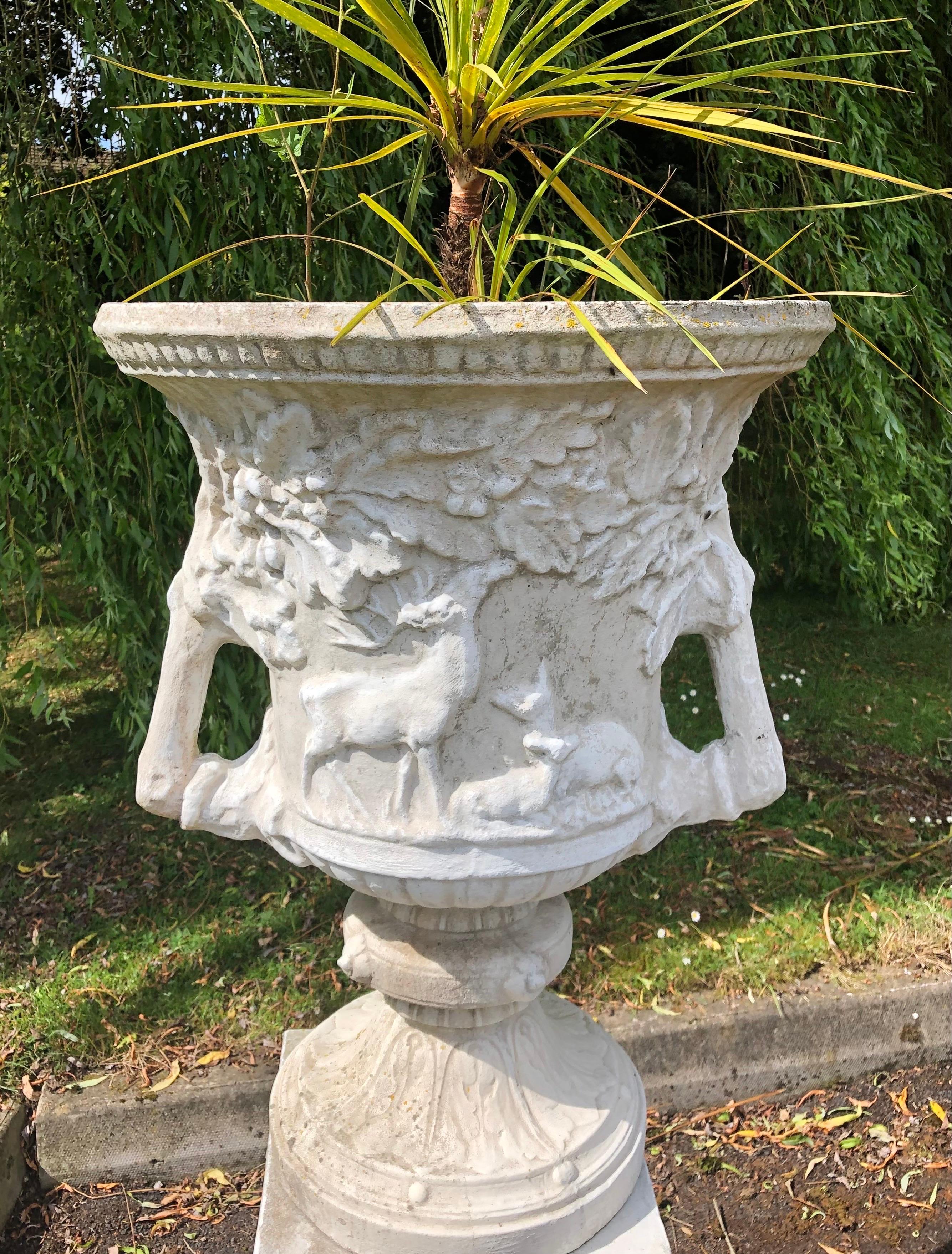 Britannique Impressionnante grande urne classique sur socle