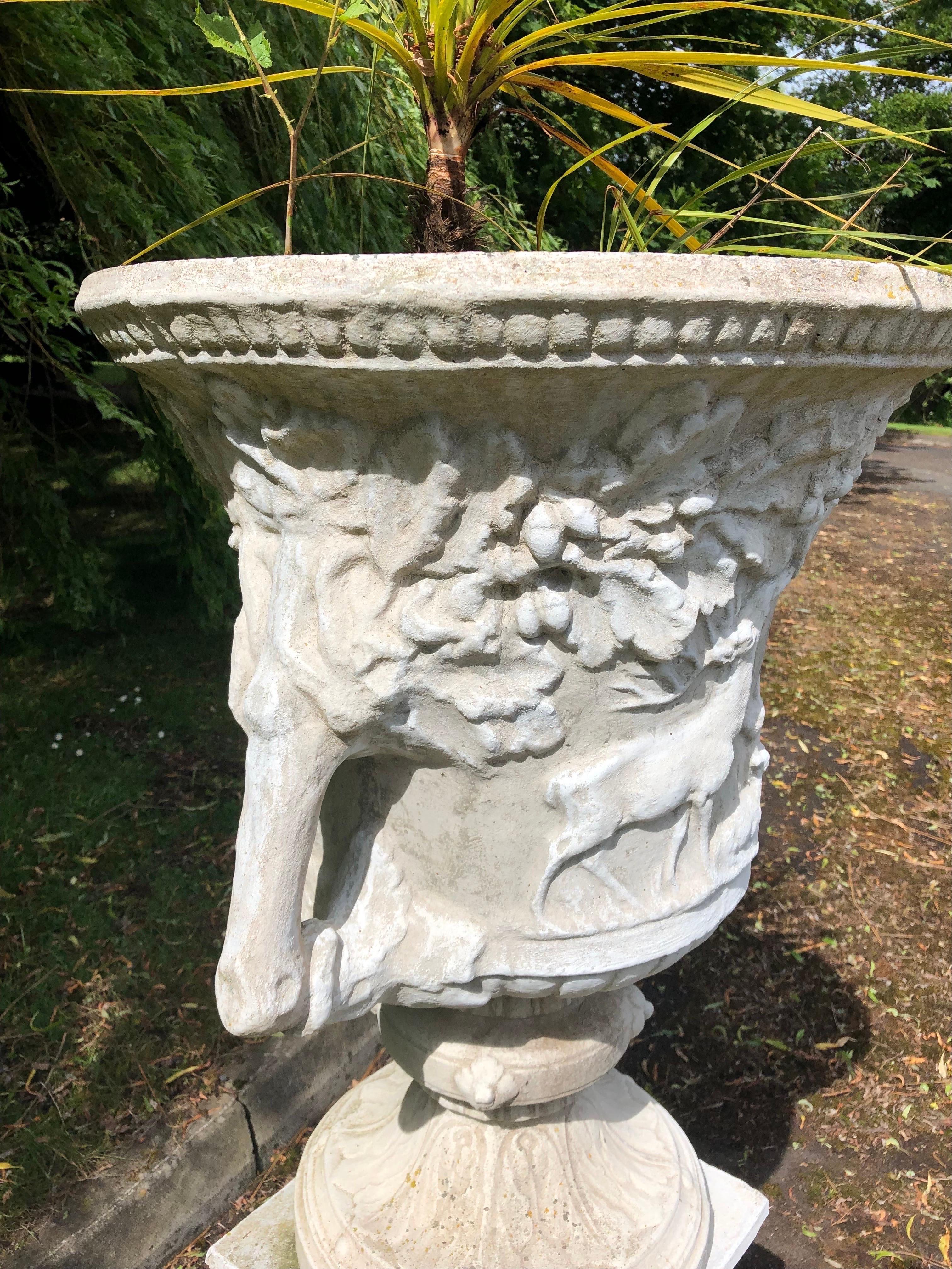 Peint à la main Impressionnante grande urne classique sur socle
