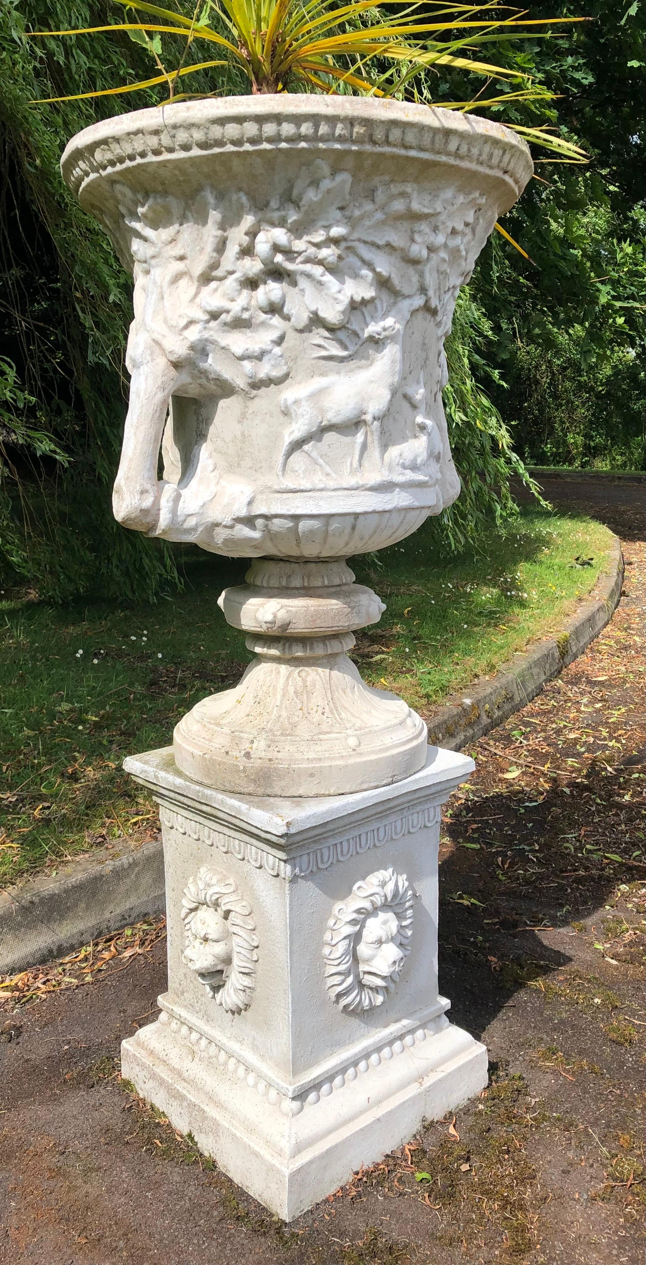 Impressionnante grande urne classique sur socle Bon état à Worcester, GB
