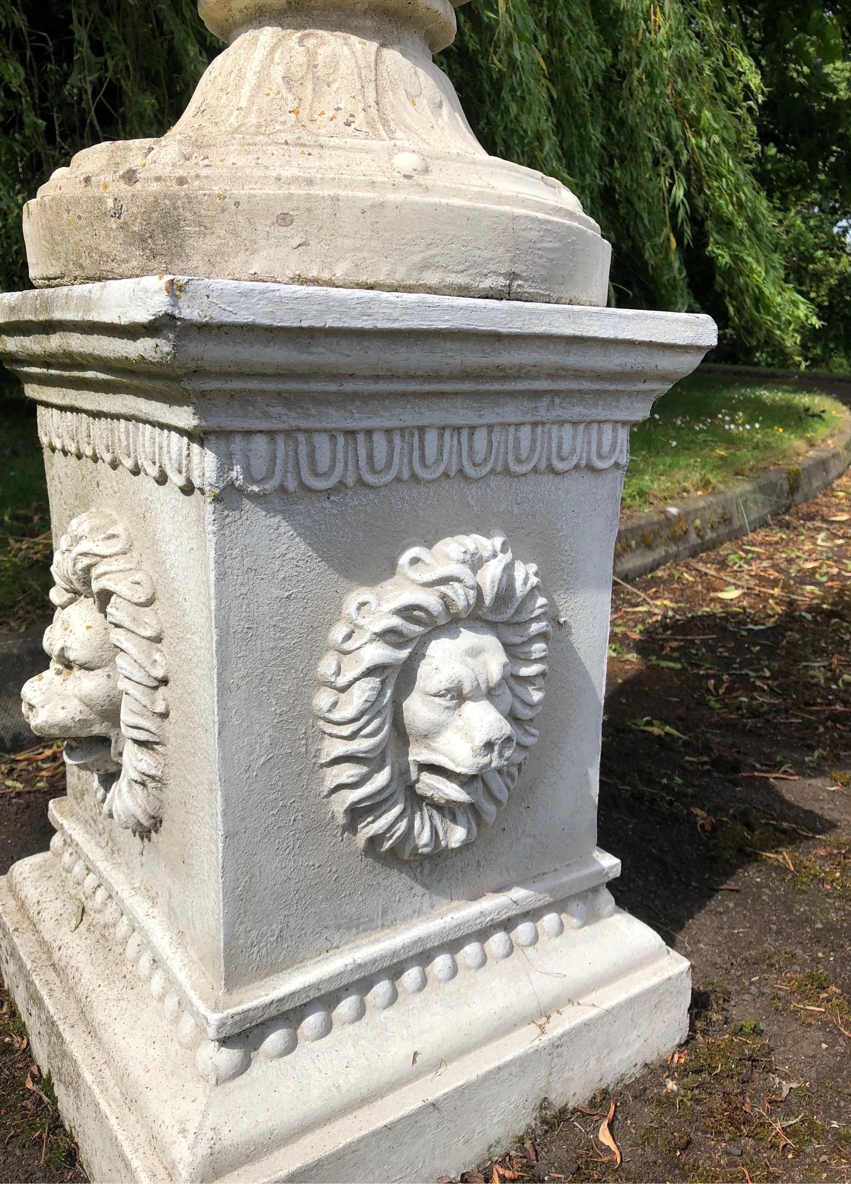 XXIe siècle et contemporain Impressionnante grande urne classique sur socle