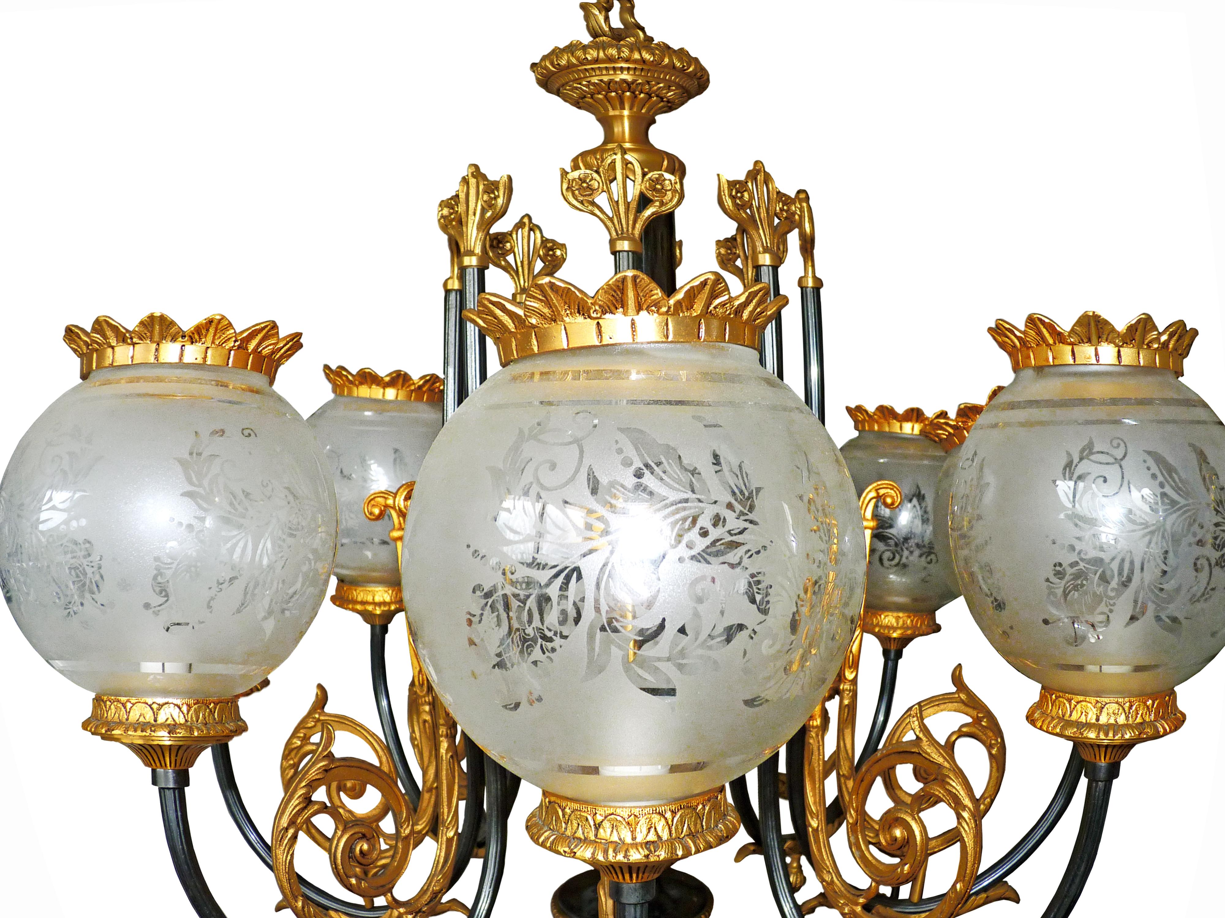 Beeindruckender großer französischer Empire-Kronleuchter mit 8 geätzten Kugeln aus patinierter und vergoldeter Bronze (Gegossen) im Angebot