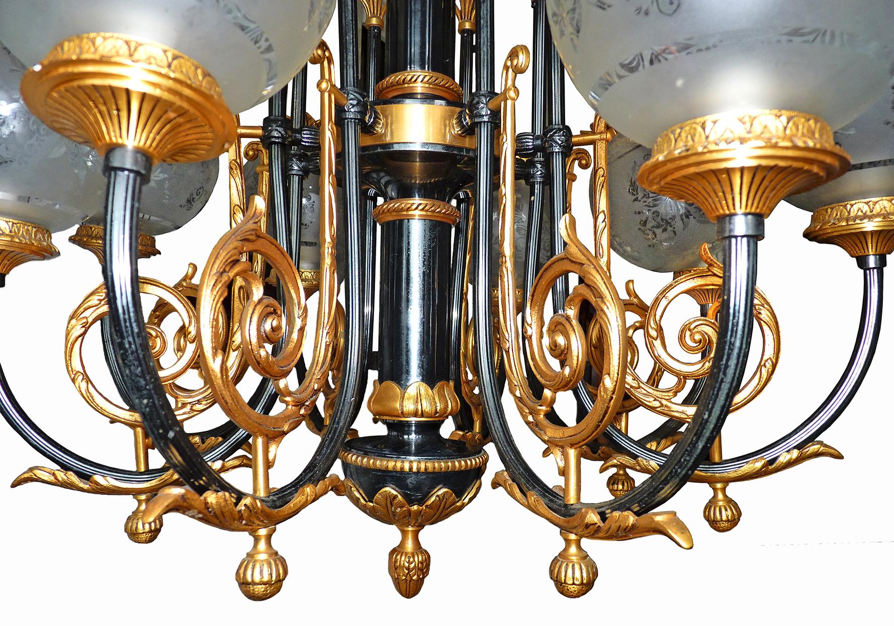 Beeindruckender großer französischer Empire-Kronleuchter mit 8 geätzten Kugeln aus patinierter und vergoldeter Bronze im Zustand „Gut“ im Angebot in Coimbra, PT