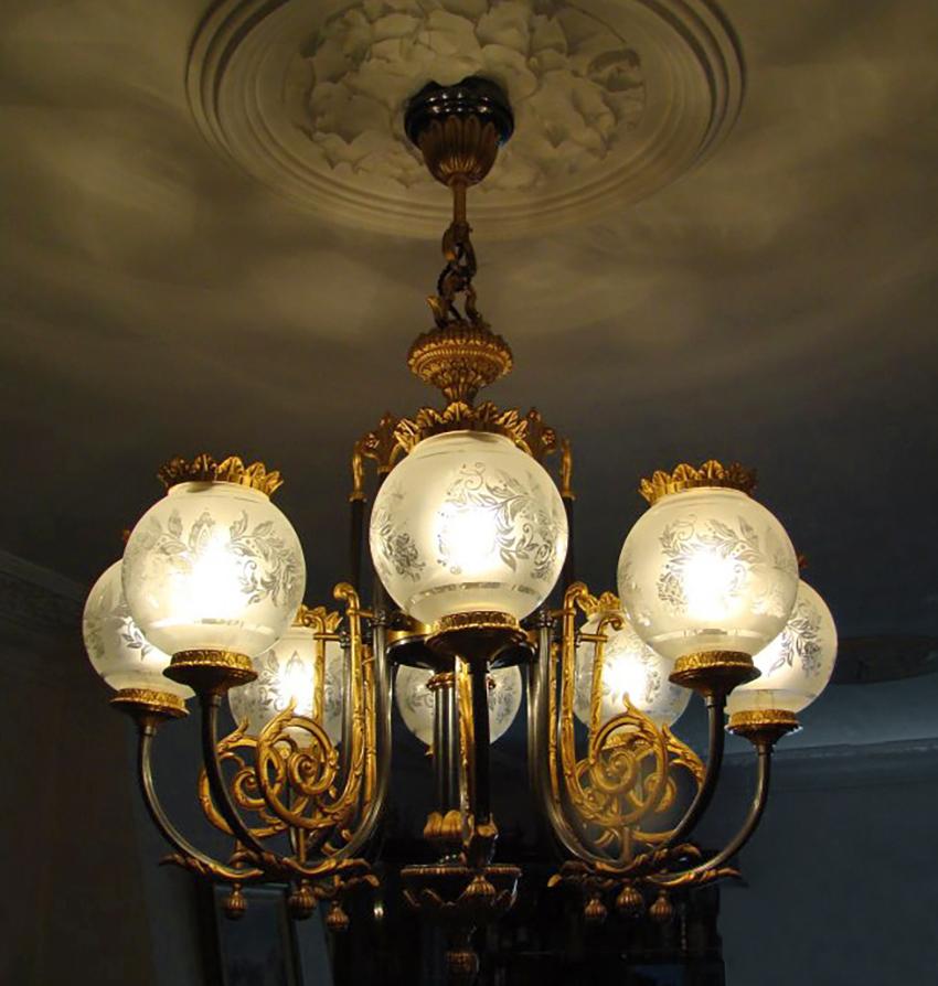 Impressive Large French Empire Patinated & Gilt Bronze 8 Etched Globe Chandelier In Good Condition For Sale In Coimbra, PT