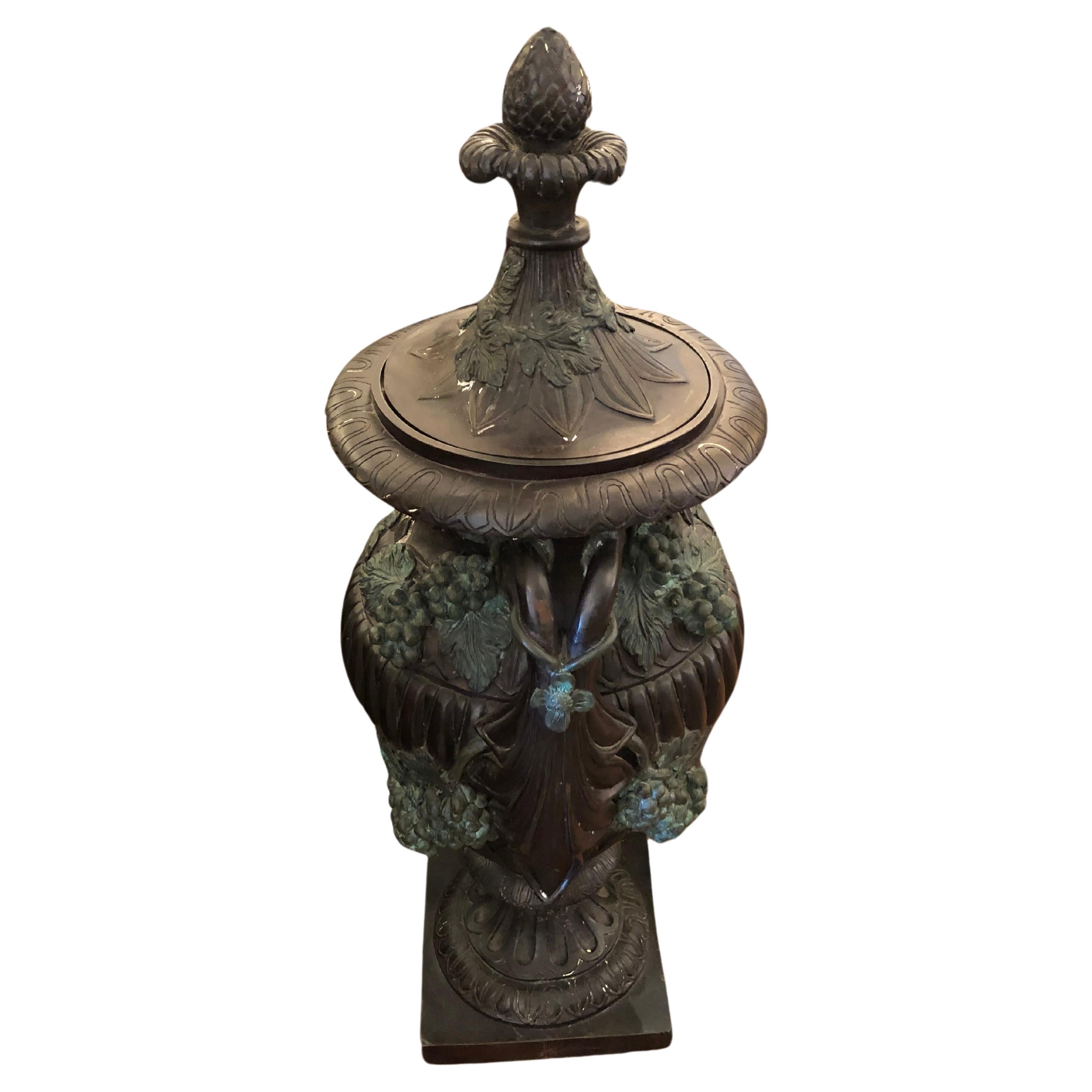 Impressionnante grande urne en bronze ornée à couvercle