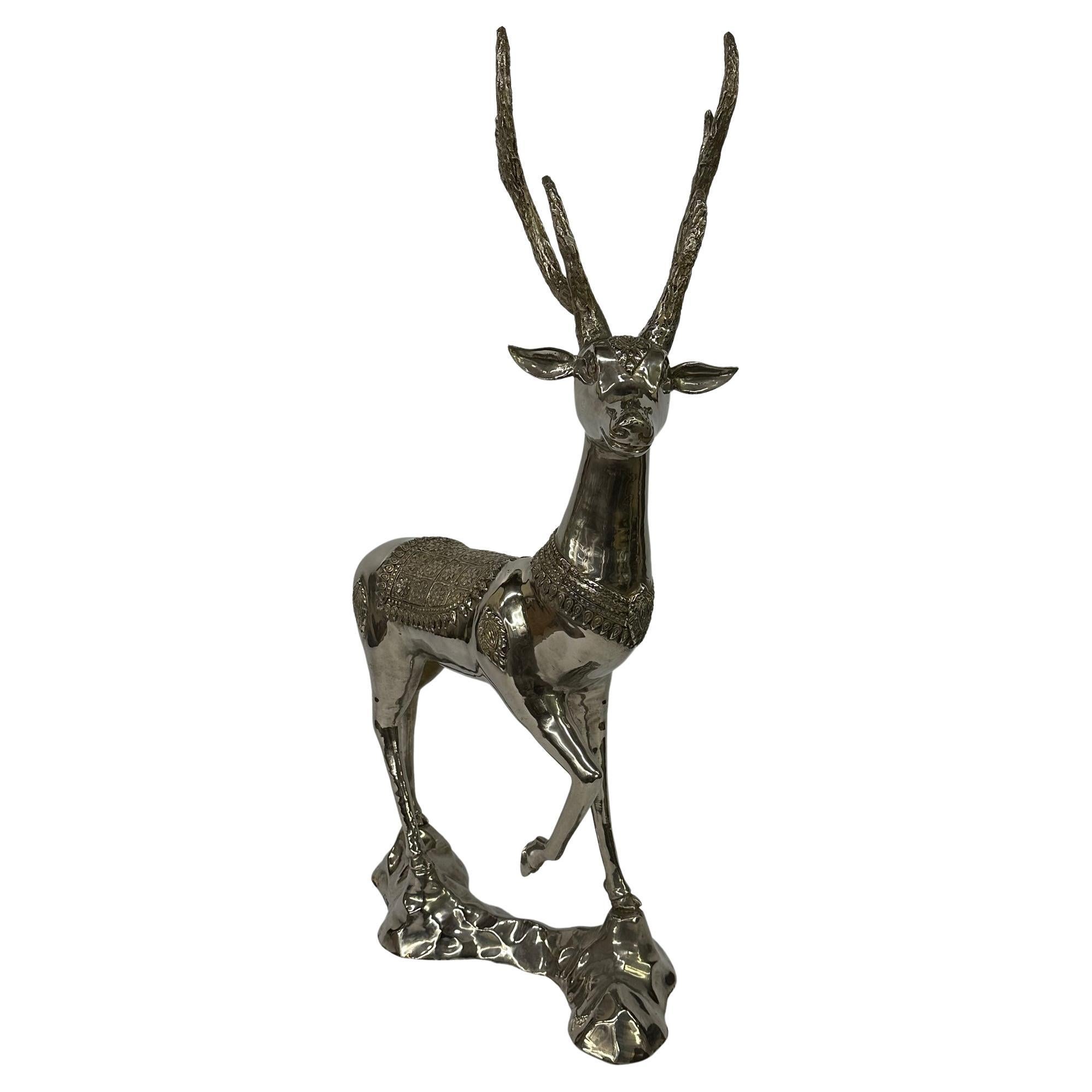 Impressionnante sculpture de cerf en laiton nickelé avec détails méticuleux