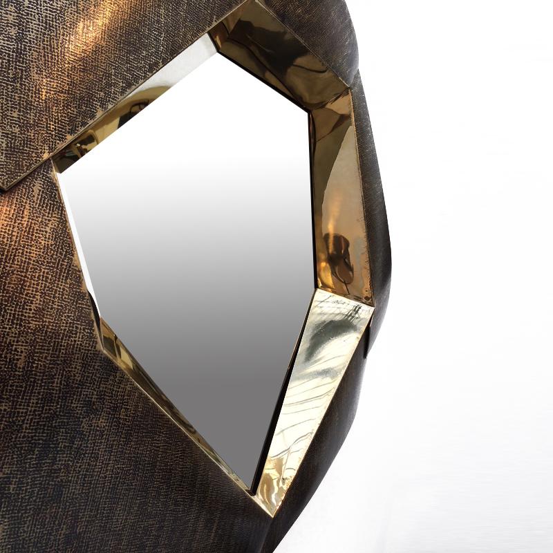 Impressionnant grand miroir unique en laiton, France, poids : 25kg `A propos de l'artiste:Diplômé en design céramique et en sculpture sur métal (2001, 2003), il a travaillé pendant deux ans avec le sculpteur Hervé Wahlen dans son atelier.Lauréat du