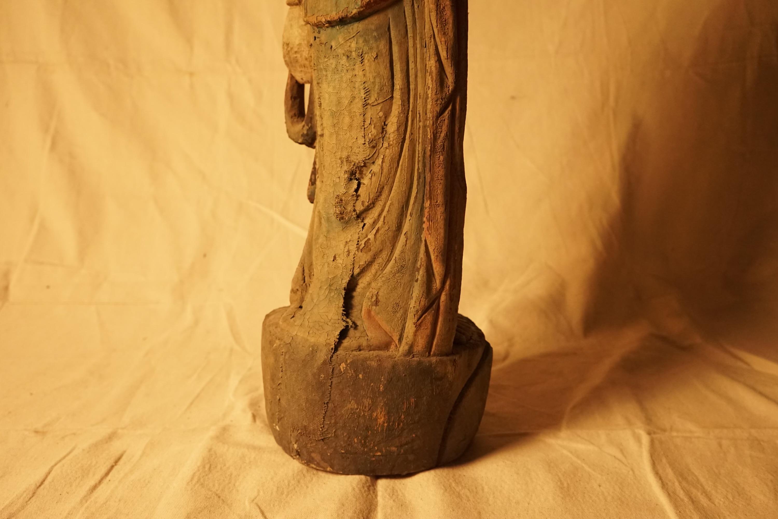 Impressionante grande Buddha in piedi intagliato in Wood Woods con patina invecchiata in vendita 3